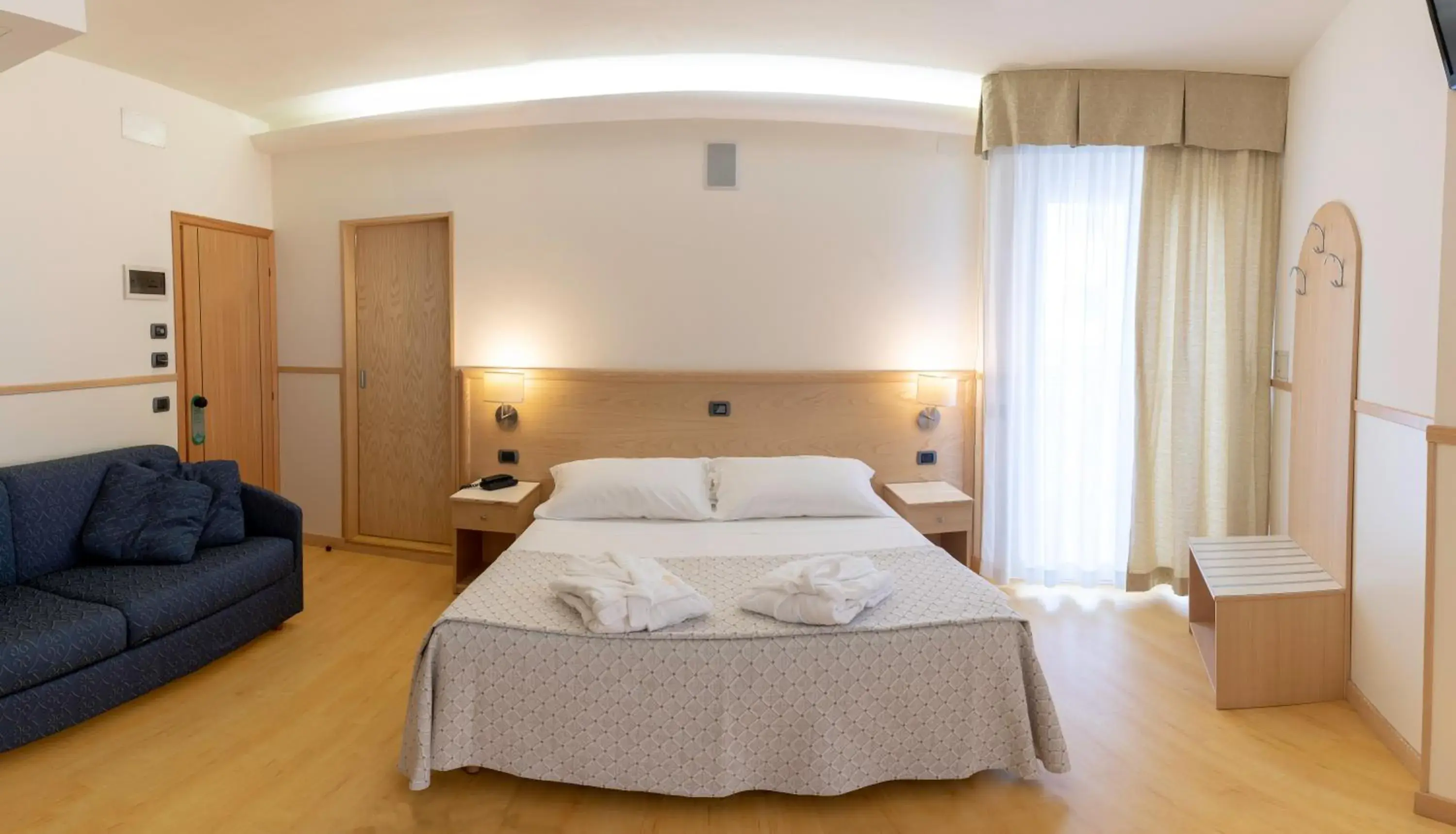 Junior Suite with Lateral Sea View in Hotels Vidi Miramare & Delfino Junior Suite with Lateral Sea View in Hotels Vidi Miramare & Delfino