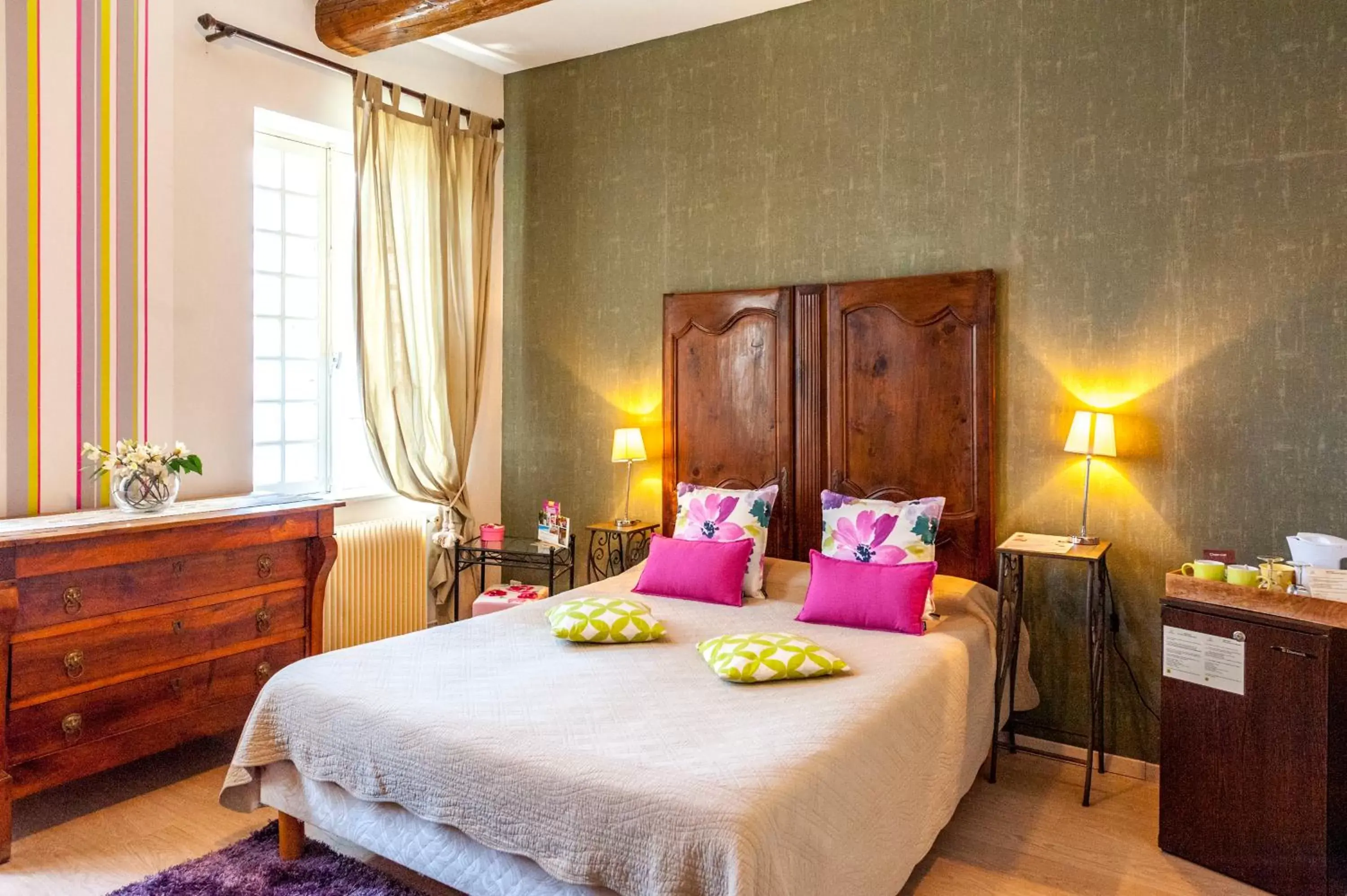 Charming Double Room in Logis Auberge De Tavel Charming Double Room in Logis Auberge De Tavel