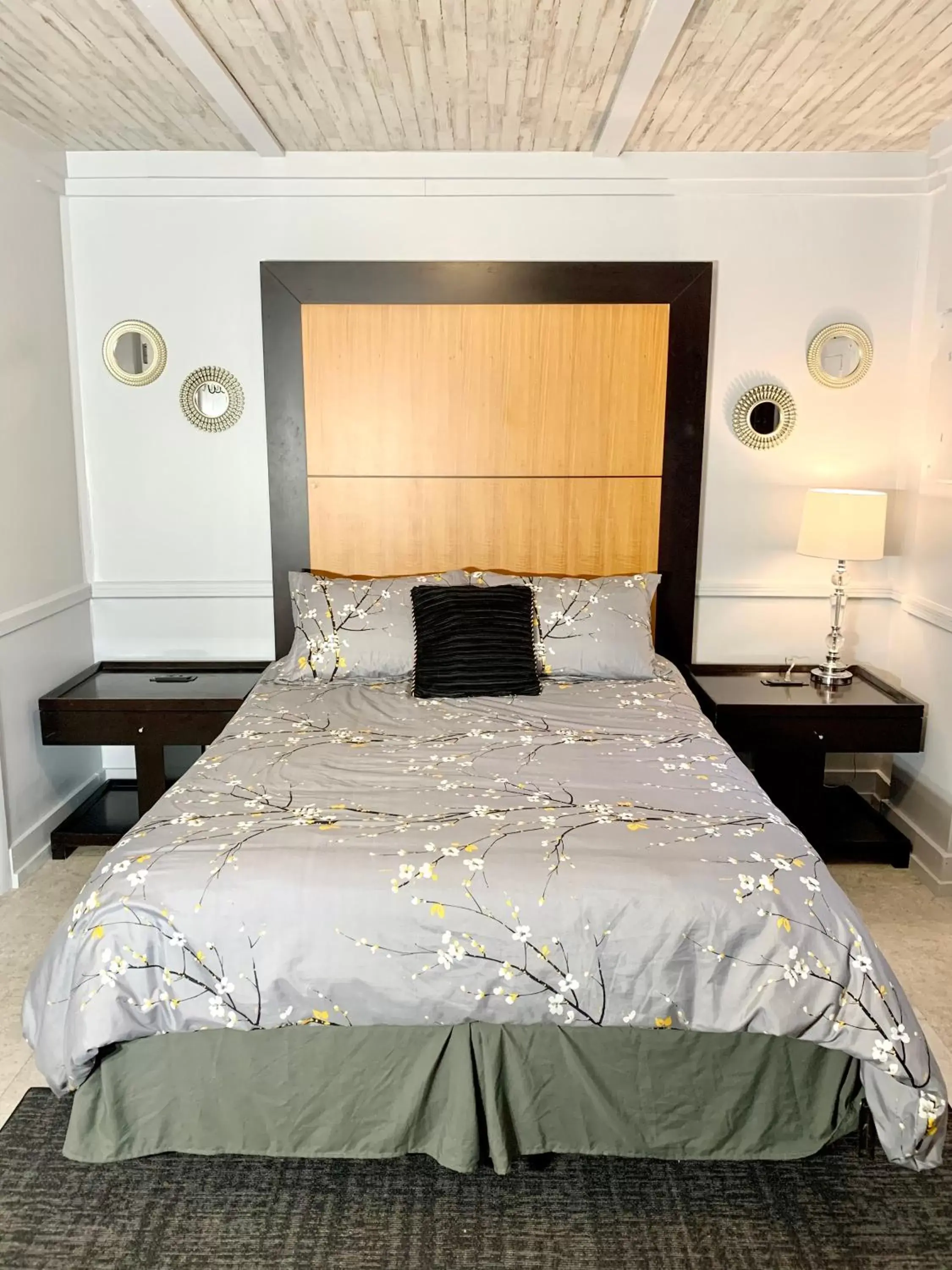 Deluxe Queen Room in Spring Creek Hotel Deluxe Queen Room in Spring Creek Hotel