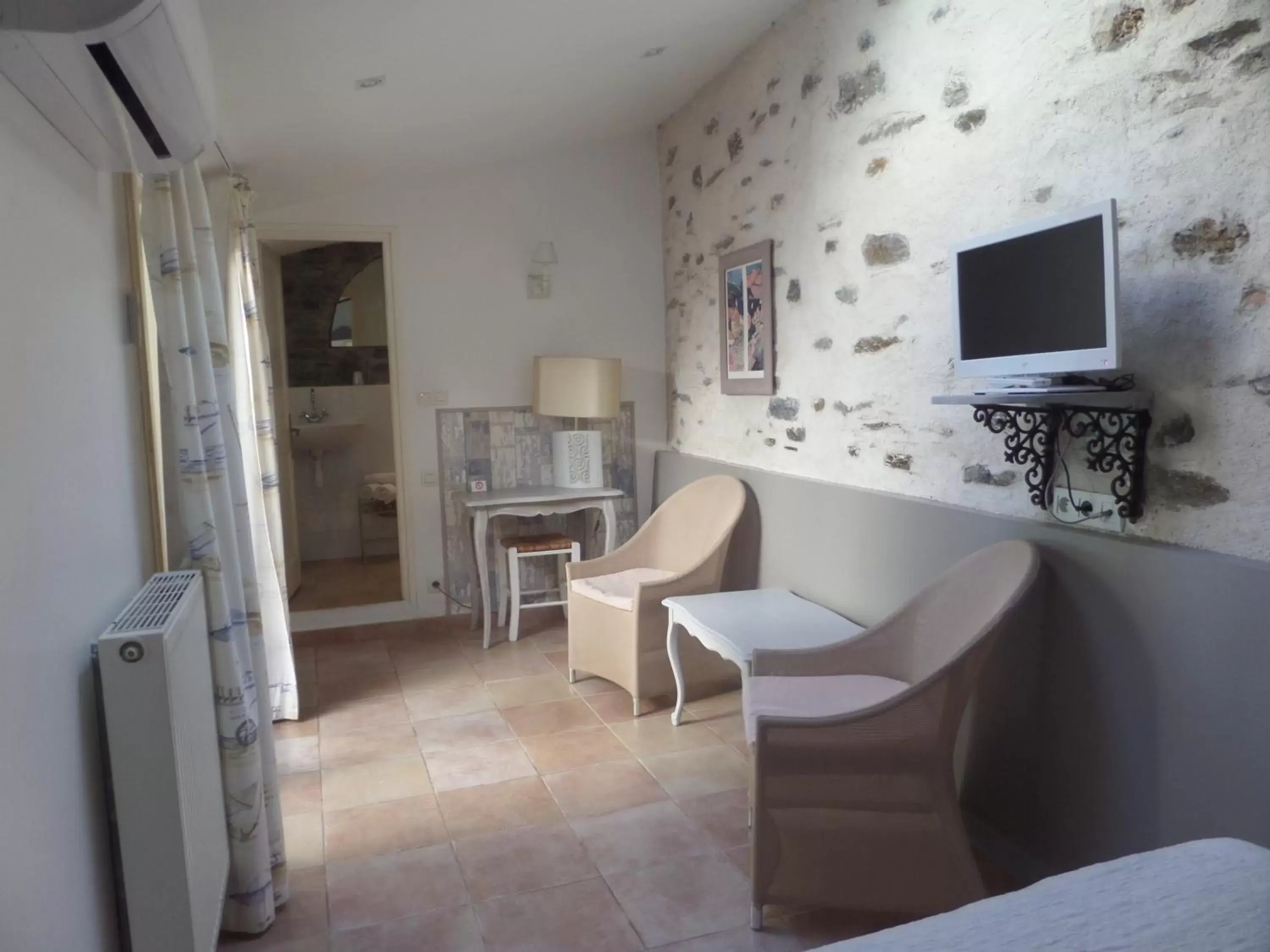 Double Room with Shower and Terrace - Patio Side in Hôtel la Bona Casa Double Room with Shower and Terrace - Patio Side in Hôtel la Bona Casa