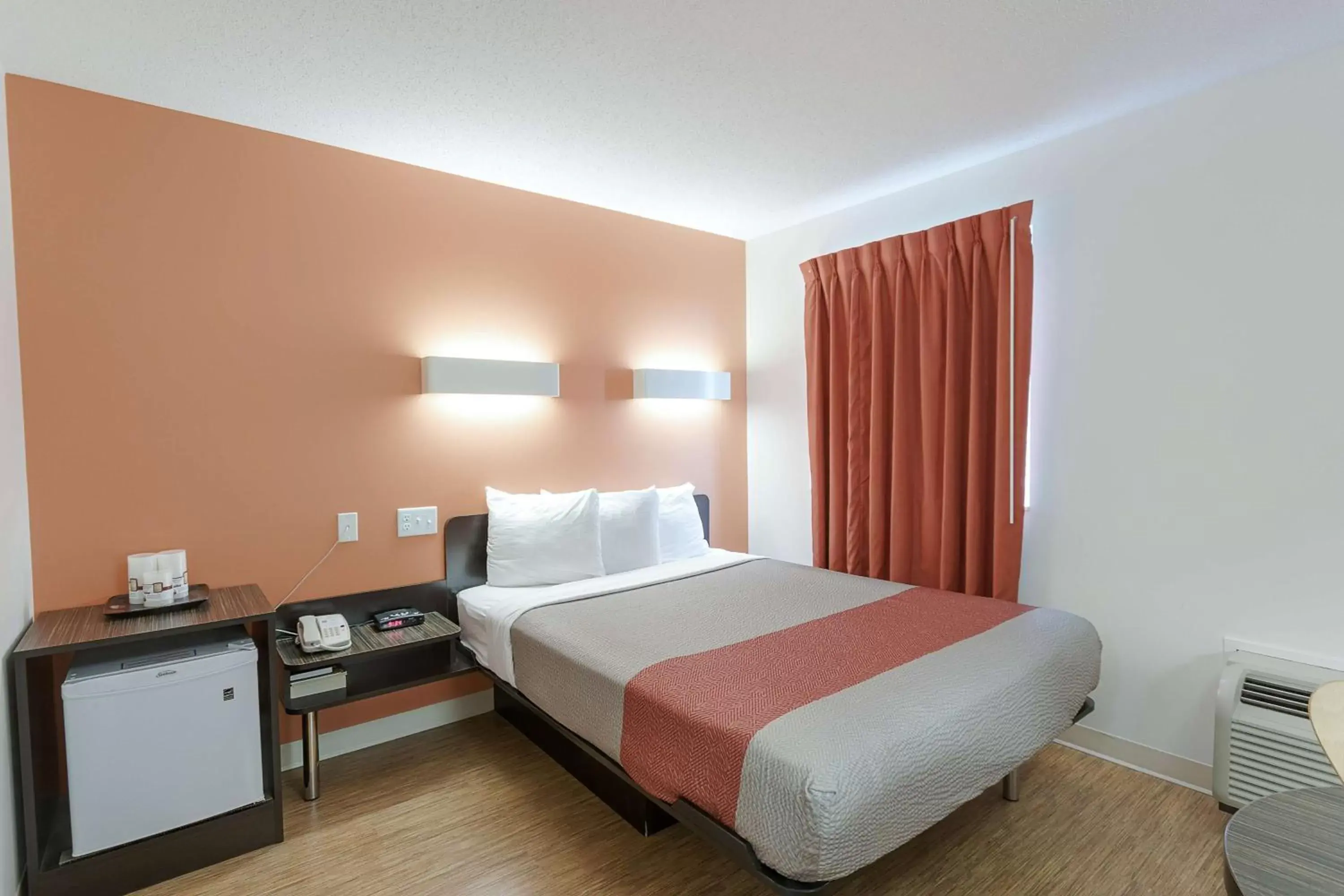 Deluxe King Room - Non-Smoking in Motel 6-Brandon, MB Deluxe King Room - Non-Smoking in Motel 6-Brandon, MB