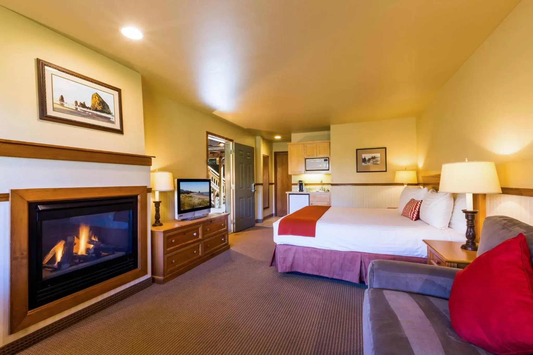 Deluxe King Room with Sofa Sleeper, 1st Floor, Pets Allowed in Inn at Cannon Beach Deluxe King Room with Sofa Sleeper, 1st Floor, Pets Allowed in Inn at Cannon Beach