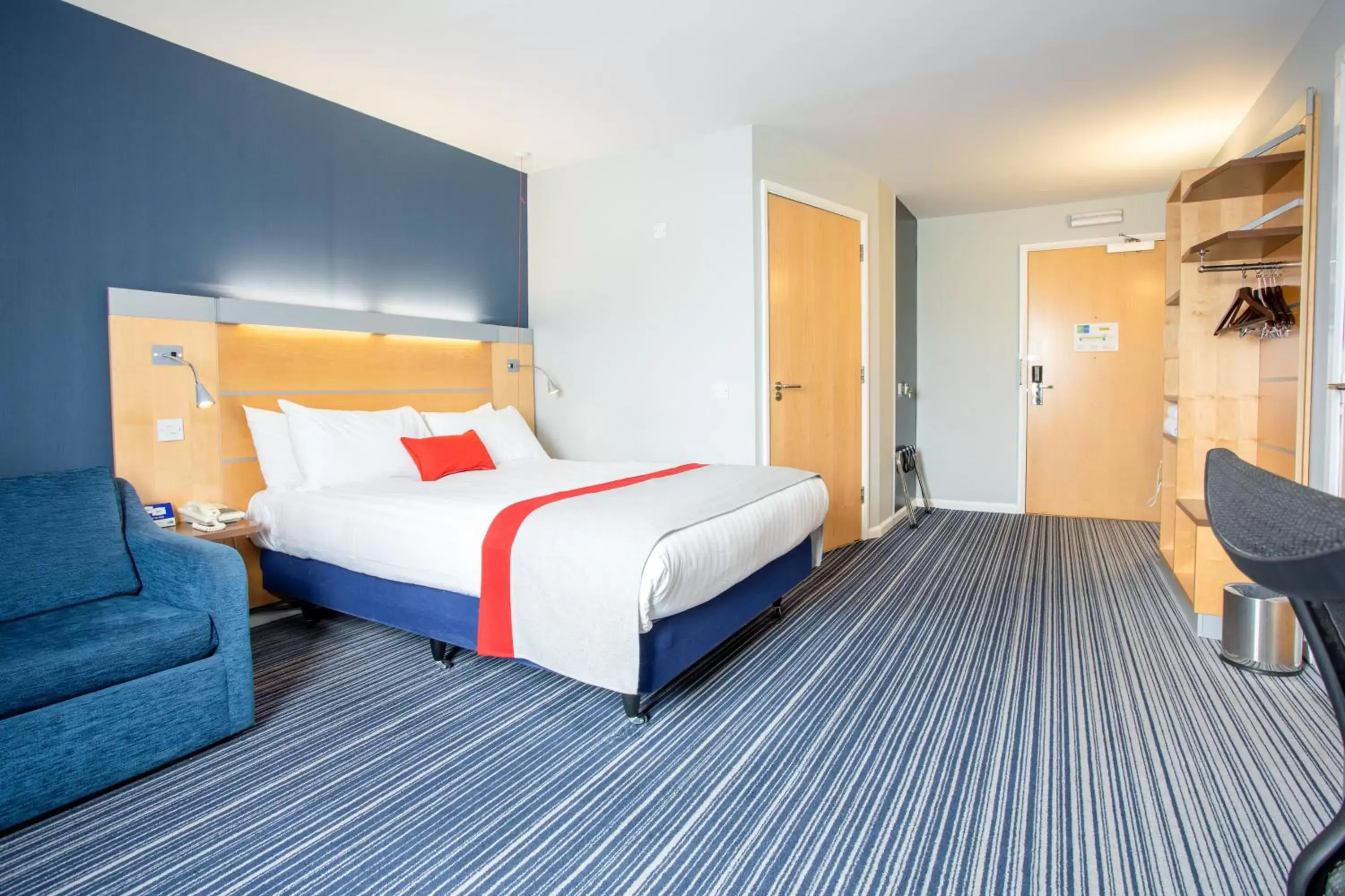 Double Room with Sofa Bed and Free Hot Breakfast - Accessible in Holiday Inn Express Dunfermline by IHG Double Room with Sofa Bed and Free Hot Breakfast - Accessible in Holiday Inn Express Dunfermline by IHG