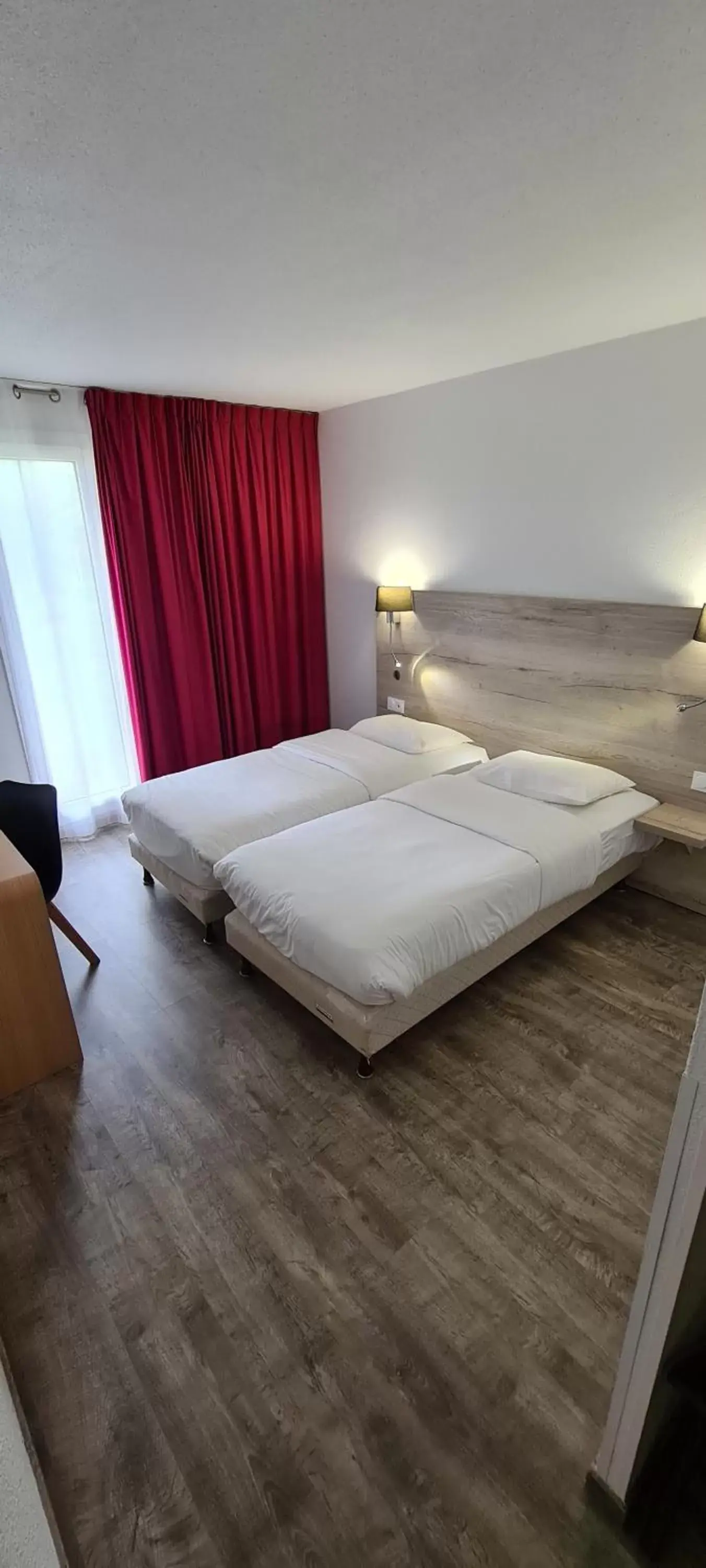 Standard Twin Room in Hostellerie Saint Vincent Beauvais Aeroport Standard Twin Room in Hostellerie Saint Vincent Beauvais Aeroport