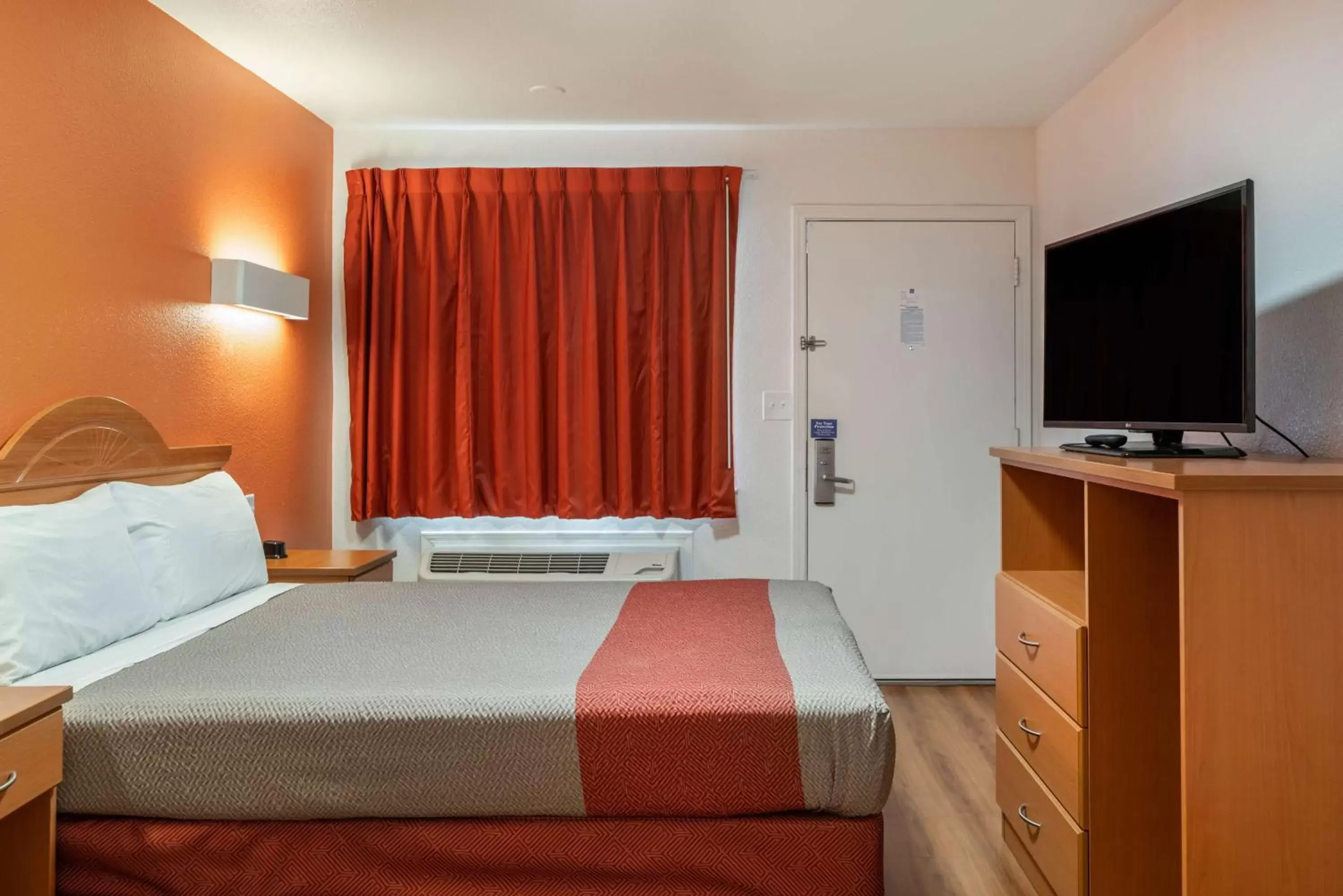 Queen Room - Smoking in Motel 6-Concord, CA Queen Room - Smoking in Motel 6-Concord, CA