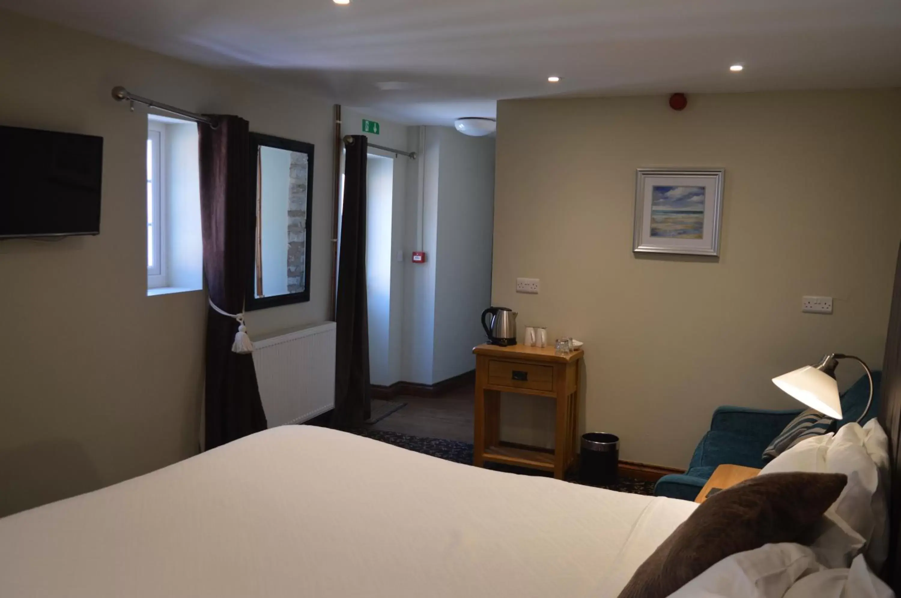 Double Room - Disability Access in The Ilchester Arms Hotel, Ilchester Somerset Double Room - Disability Access in The Ilchester Arms Hotel, Ilchester Somerset