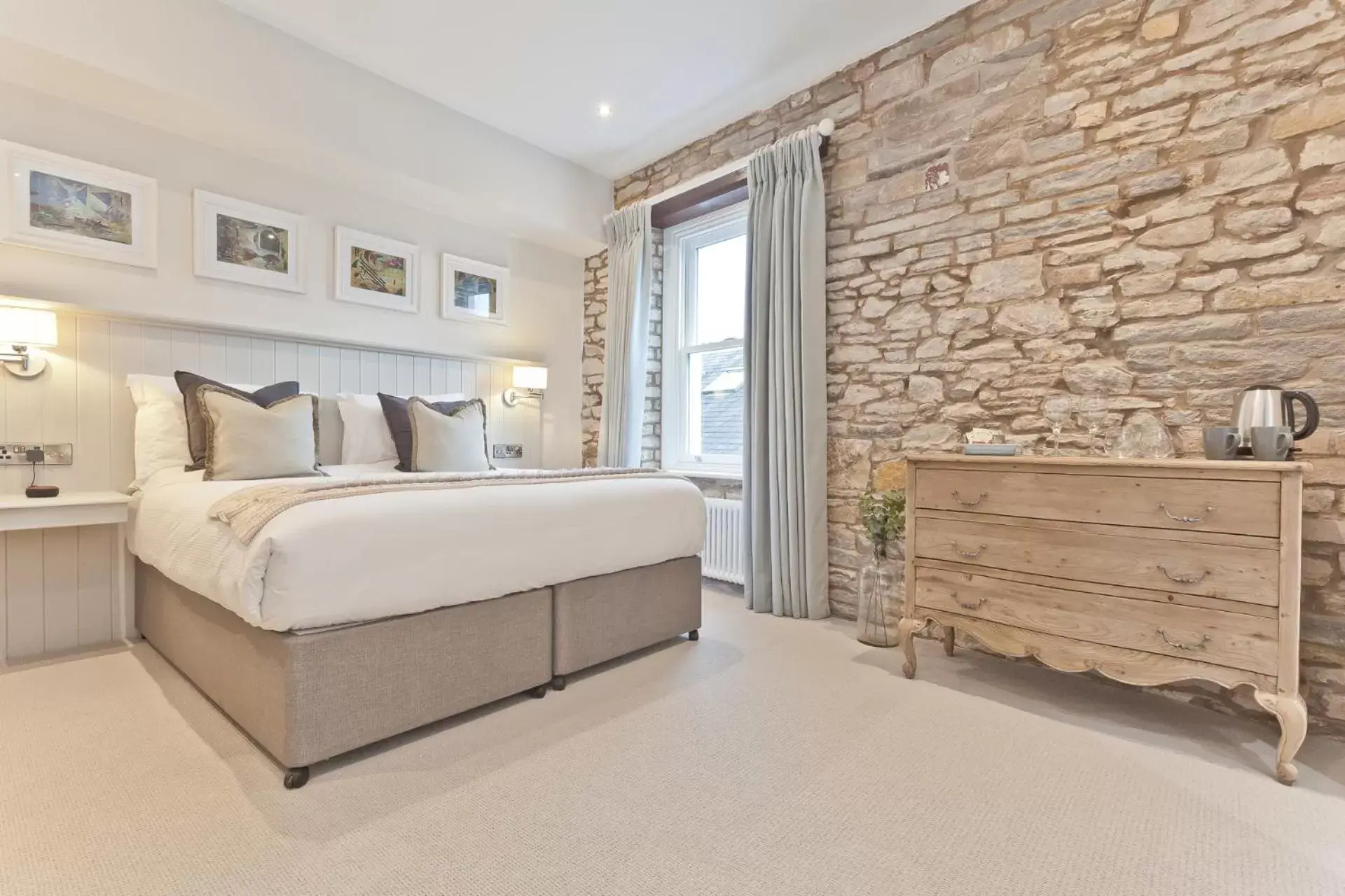 Deluxe King Room in Tithe Barn - Self Check In Hotel Deluxe King Room in Tithe Barn - Self Check In Hotel