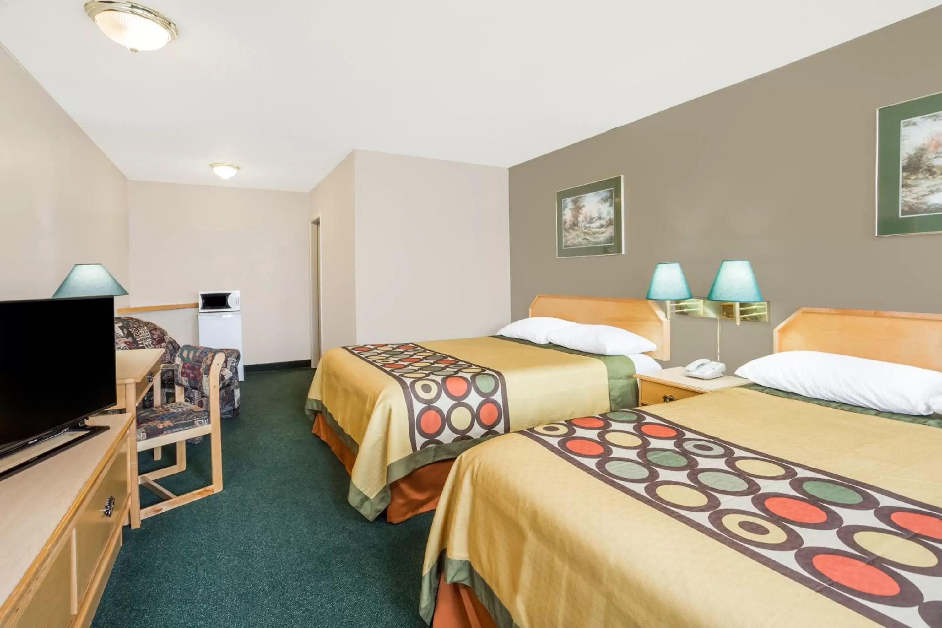 Queen Room with Two Queen Beds - Smoking in Super 8 by Wyndham Quesnel BC Queen Room with Two Queen Beds - Smoking in Super 8 by Wyndham Quesnel BC