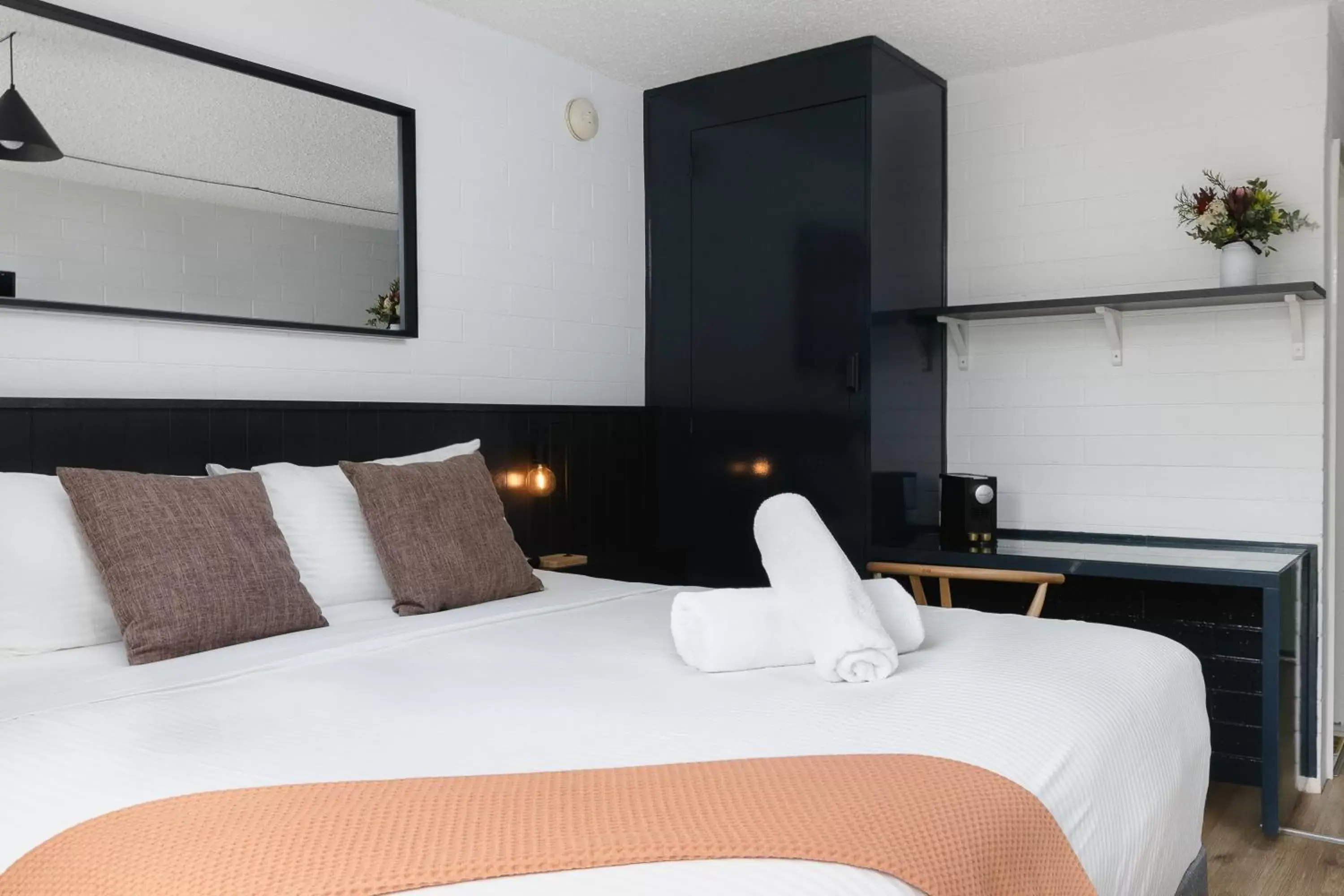 Queen Room in Midtown Motor Inn Queen Room in Midtown Motor Inn