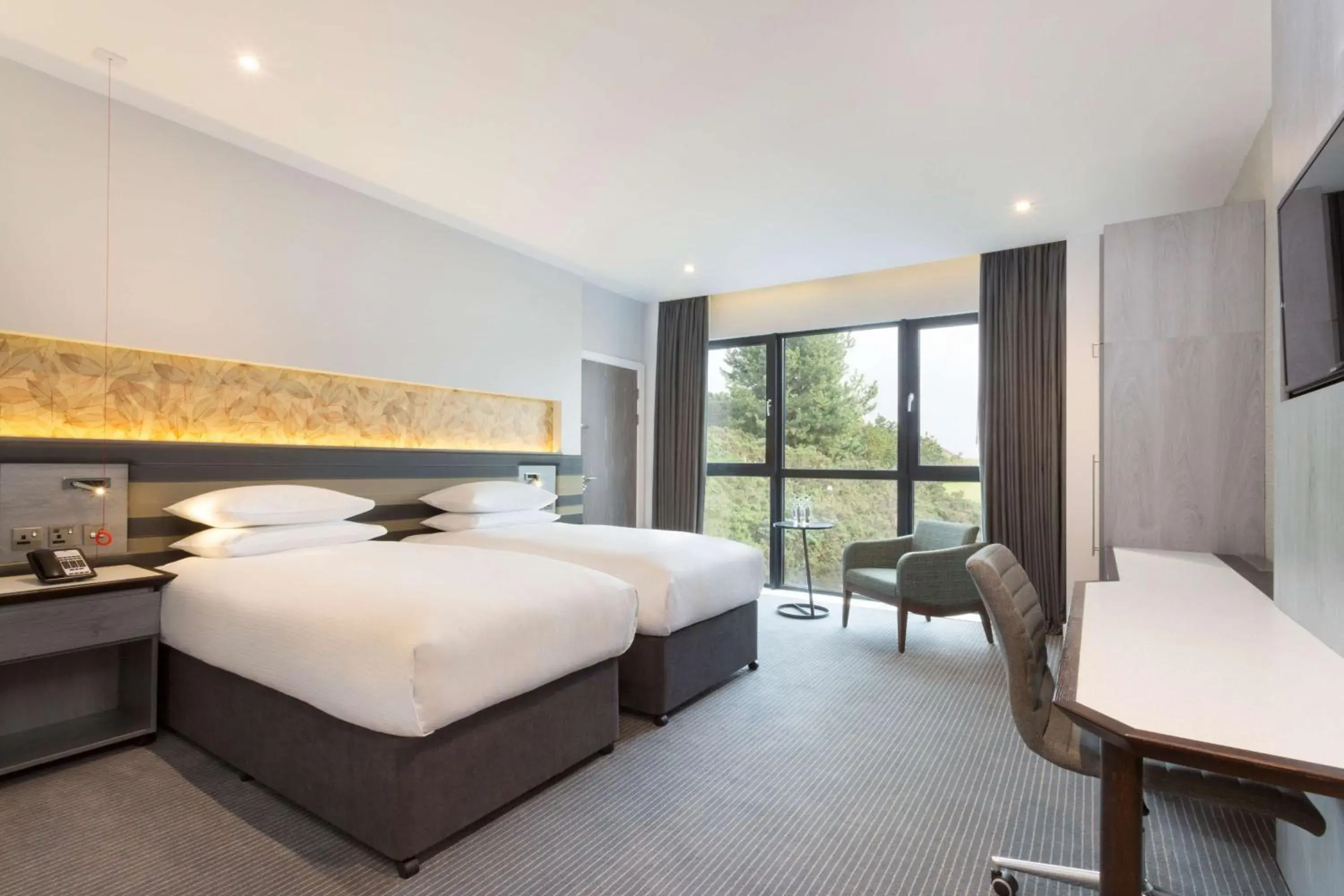 Twin Room - Mobility Access in DoubleTree by Hilton Edinburgh - Queensferry Crossing Twin Room - Mobility Access in DoubleTree by Hilton Edinburgh - Queensferry Crossing