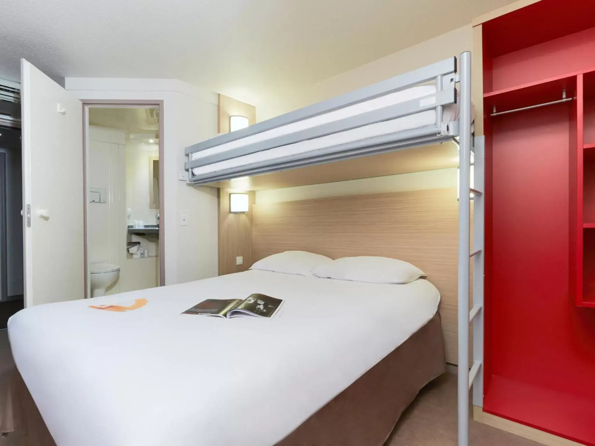 Triple Room (1 Double Bed + 1 Single Bed) in Première Classe Chalon Sur Saône Triple Room (1 Double Bed + 1 Single Bed) in Première Classe Chalon Sur Saône