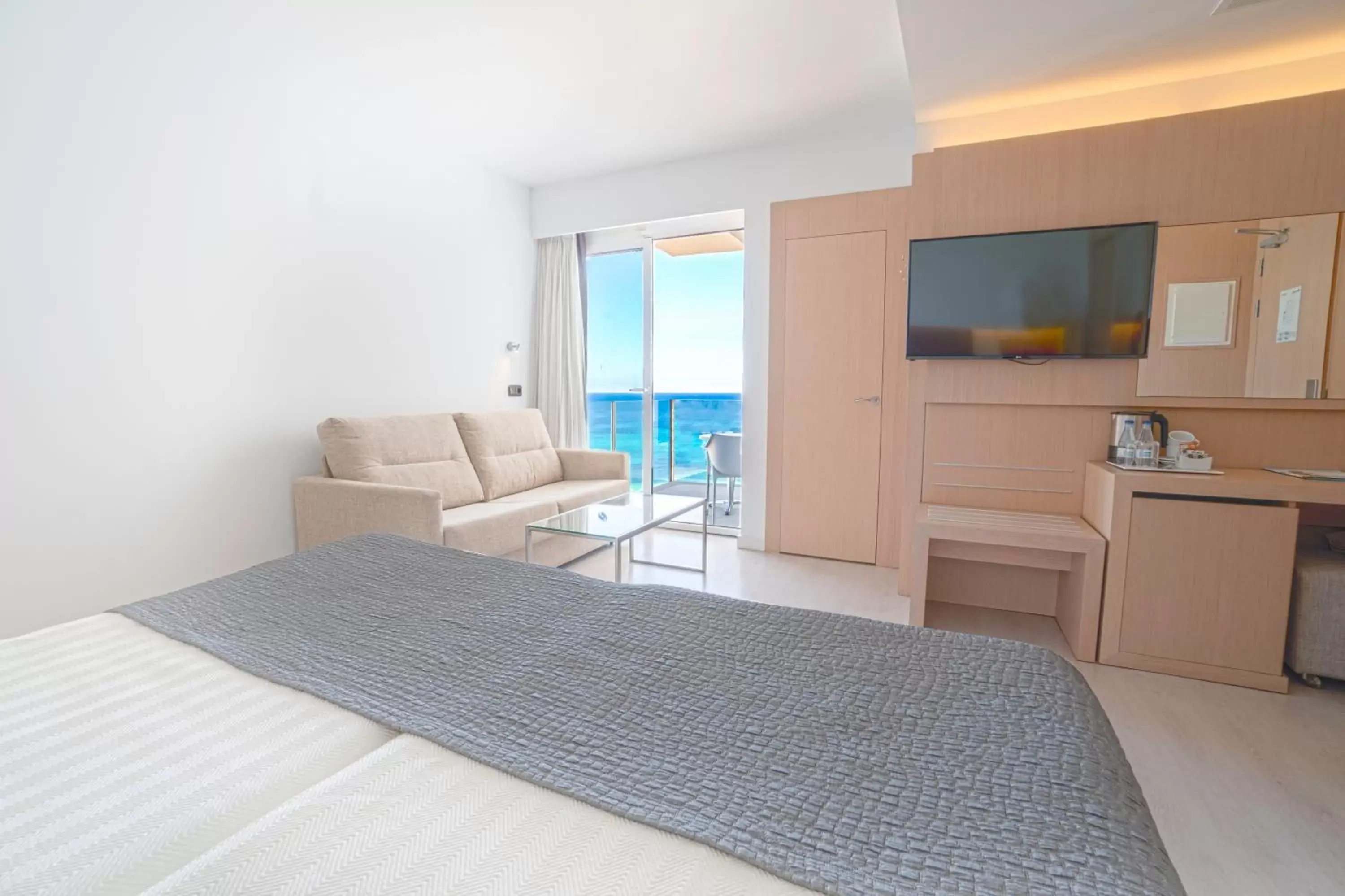 Junior Suite Lateral Sea View in CM Playa del Moro Junior Suite Lateral Sea View in CM Playa del Moro