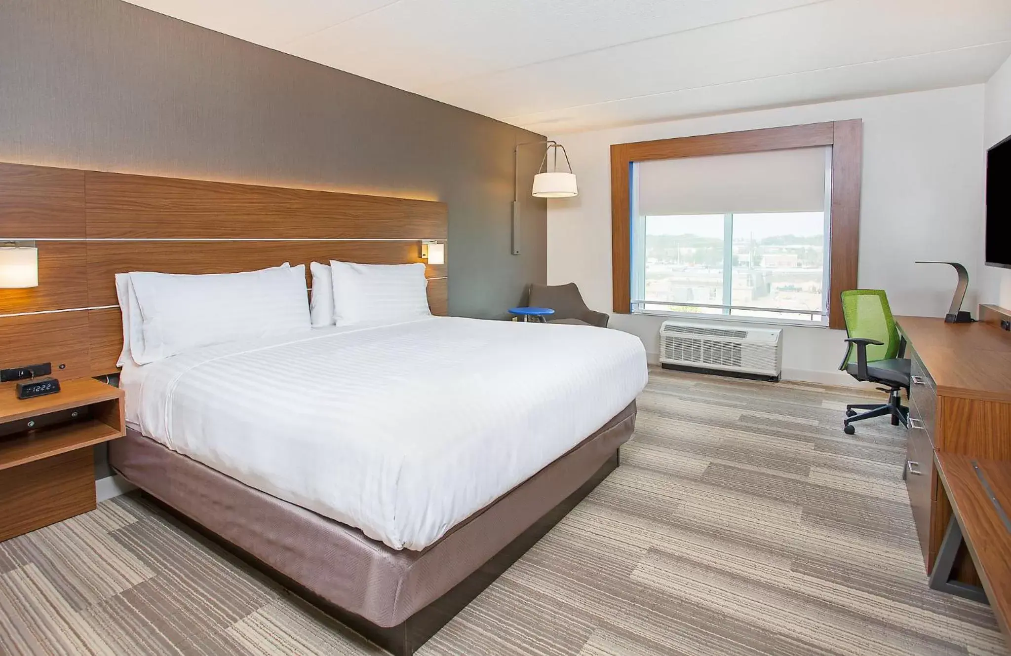 Standard King Room in Holiday Inn Express & Suites Covington by IHG Standard King Room in Holiday Inn Express & Suites Covington by IHG