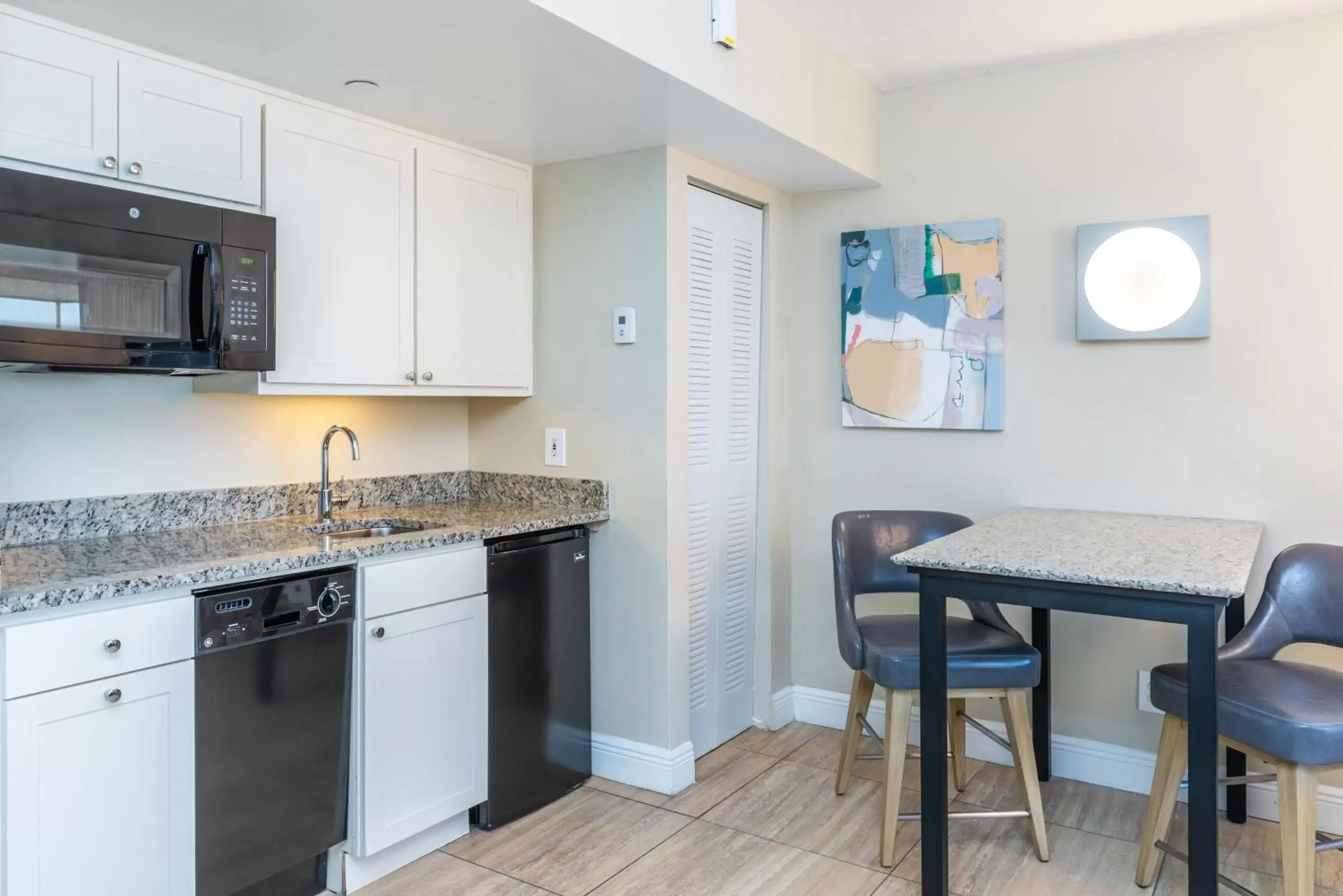 Beachfront View One Bedroom Suite in Diamond Head Beach Resort Beachfront View One Bedroom Suite in Diamond Head Beach Resort