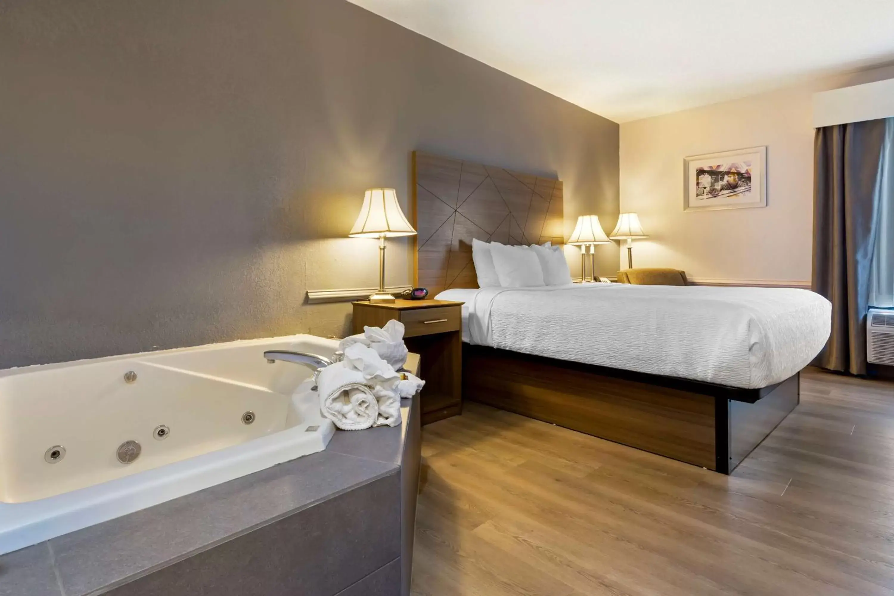 King Suite with Hot Tub - Non-Smoking in Best Western Plus South Hill Inn King Suite with Hot Tub - Non-Smoking in Best Western Plus South Hill Inn