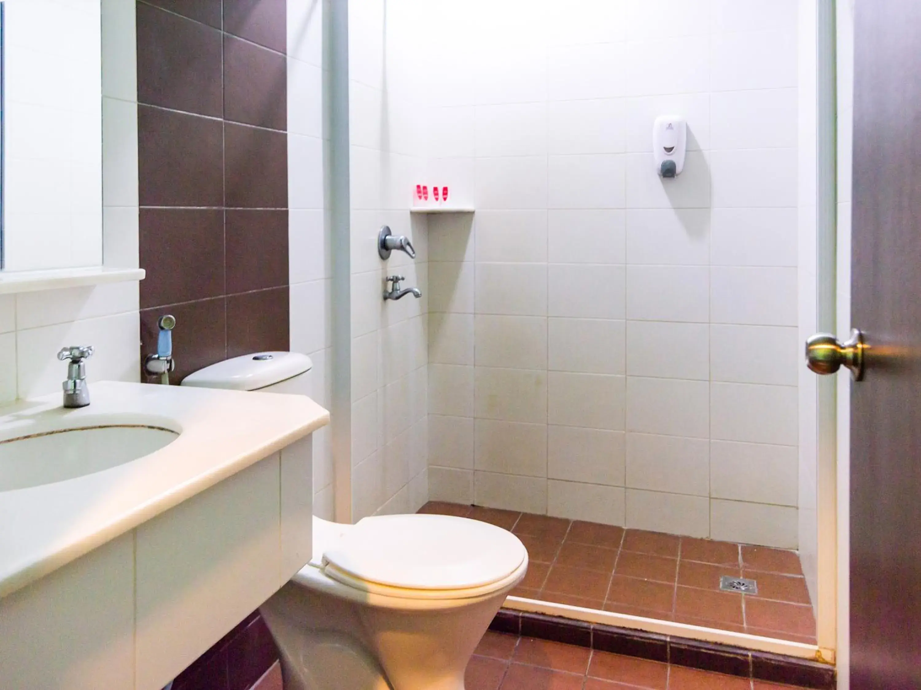 Deluxe Twin Room in OYO 89408 Royal Hotel Deluxe Twin Room in OYO 89408 Royal Hotel