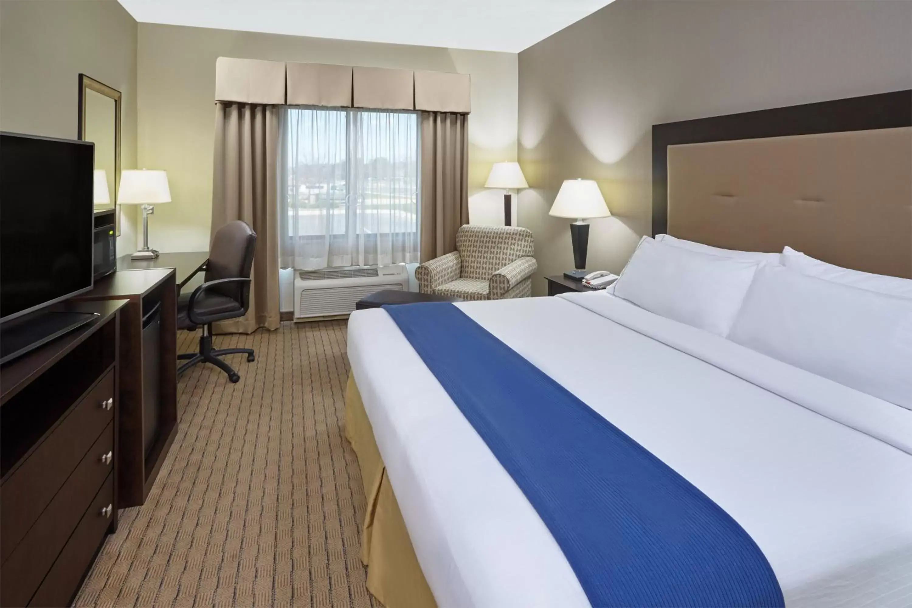 King Room - Hearing Accessible - Roll-in Shower in Holiday Inn Express & Suites Madison-Verona, an IHG Hotel King Room - Hearing Accessible - Roll-in Shower in Holiday Inn Express & Suites Madison-Verona, an IHG Hotel