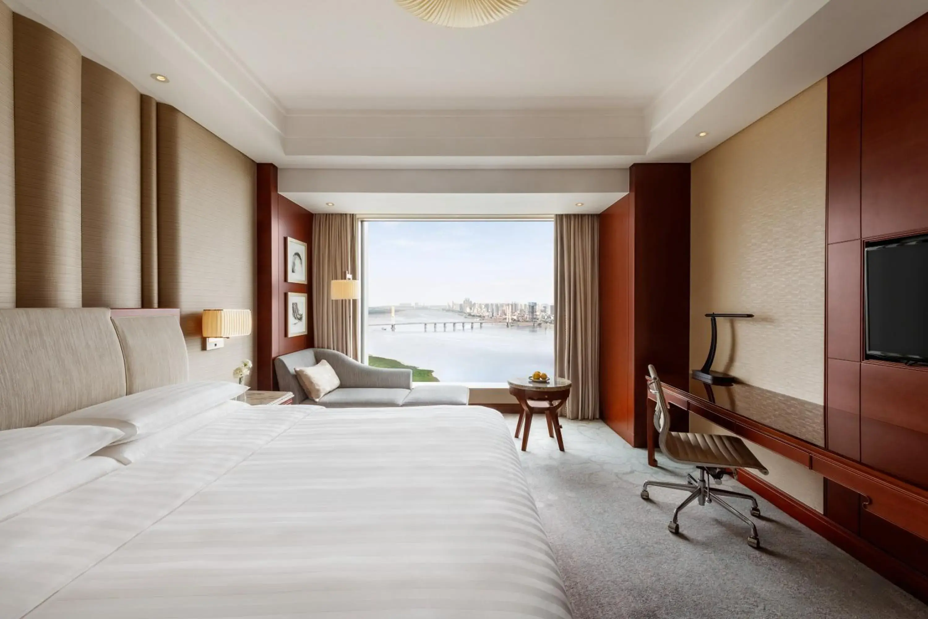 Horizon Club King Room with River View in Shangri-La Nanchang丨All room offer river views Just one stop from the Pavilion of Prince Teng Horizon Club King Room with River View in Shangri-La Nanchang丨All room offer river views Just one stop from the Pavilion of Prince Teng