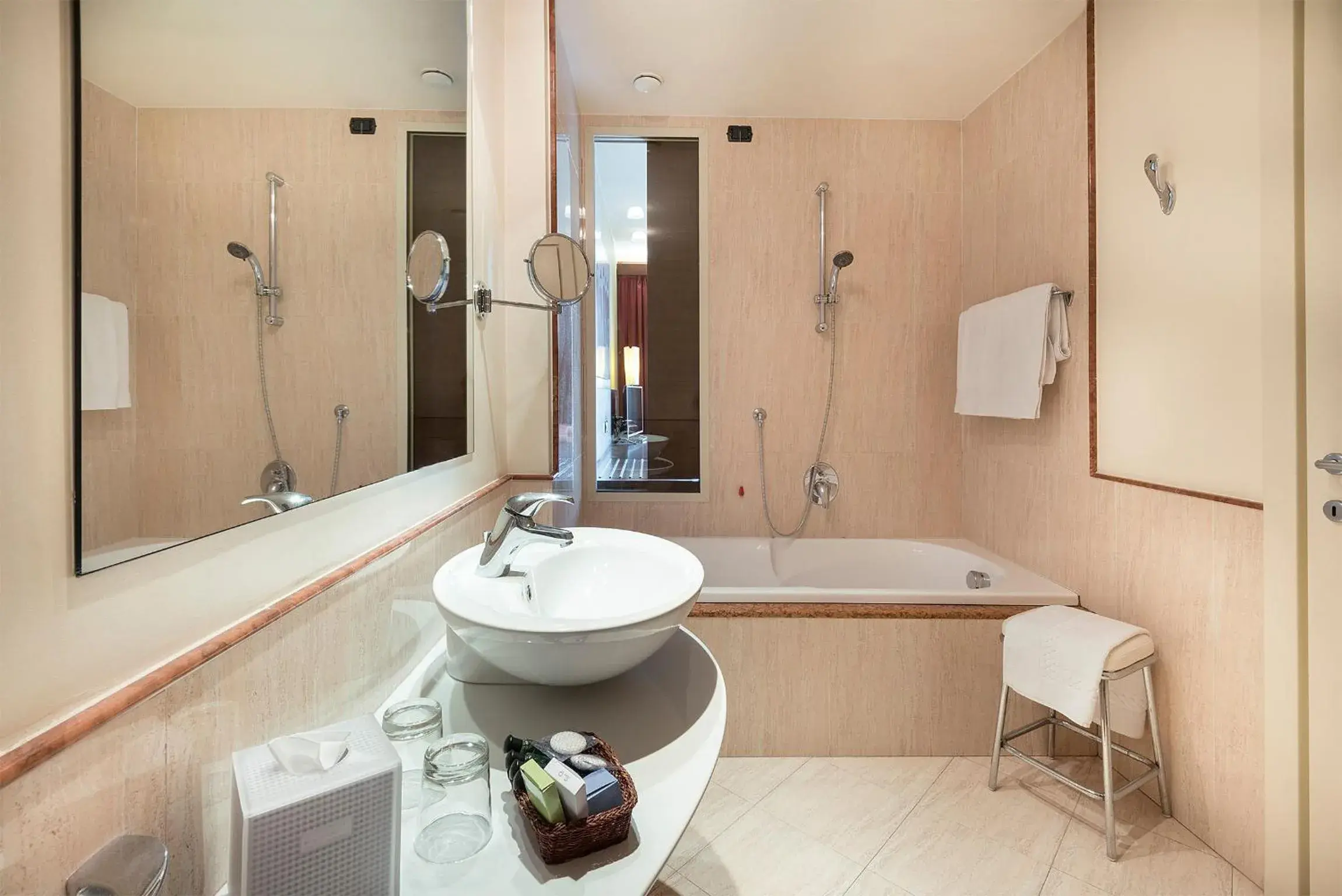 Deluxe Superior Double Room with Terrace and Lake View in Il Porticciolo Deluxe Superior Double Room with Terrace and Lake View in Il Porticciolo