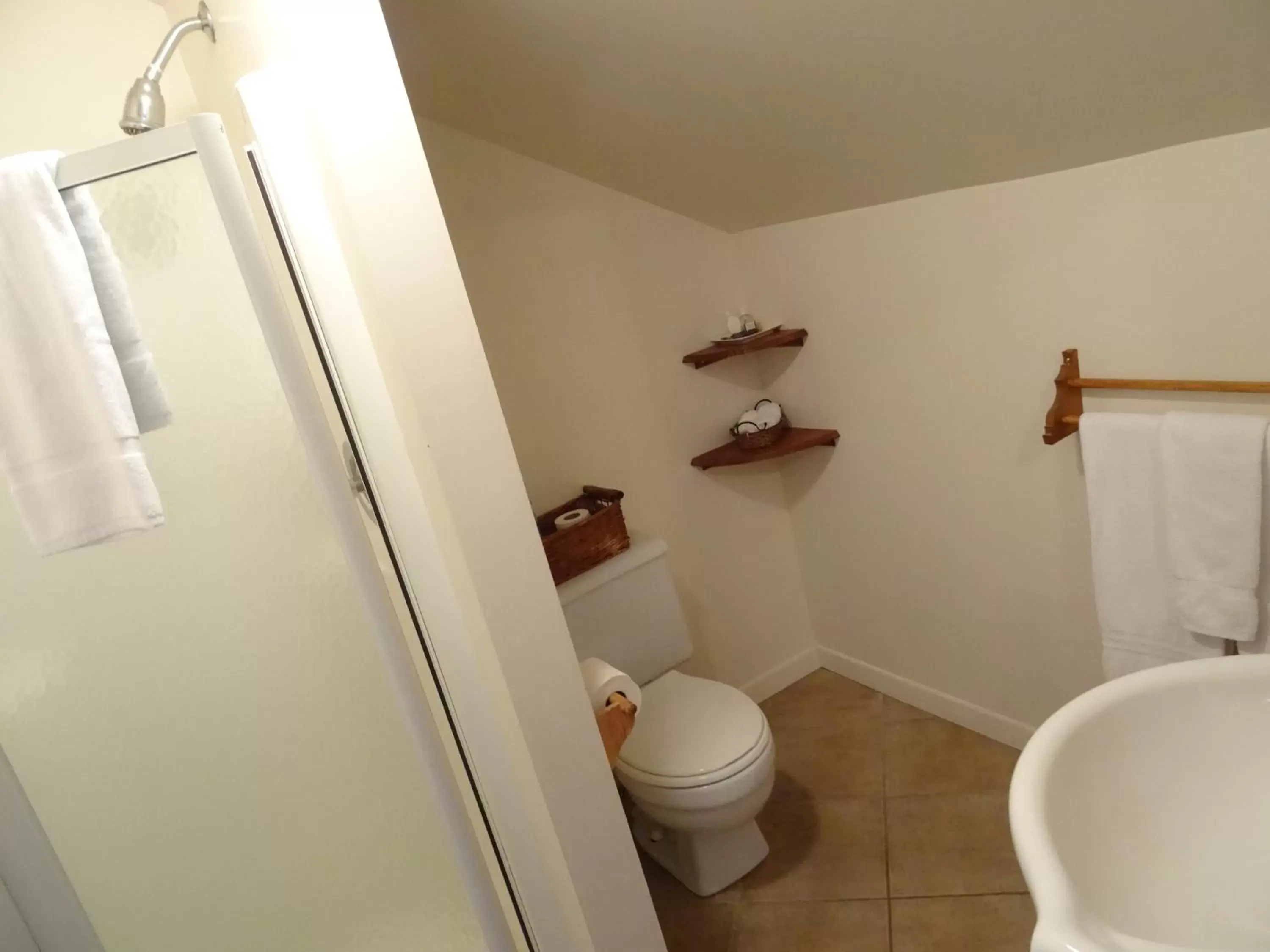 Queen Room in Auberge Micro-Brasserie Le Baril Roulant Queen Room in Auberge Micro-Brasserie Le Baril Roulant