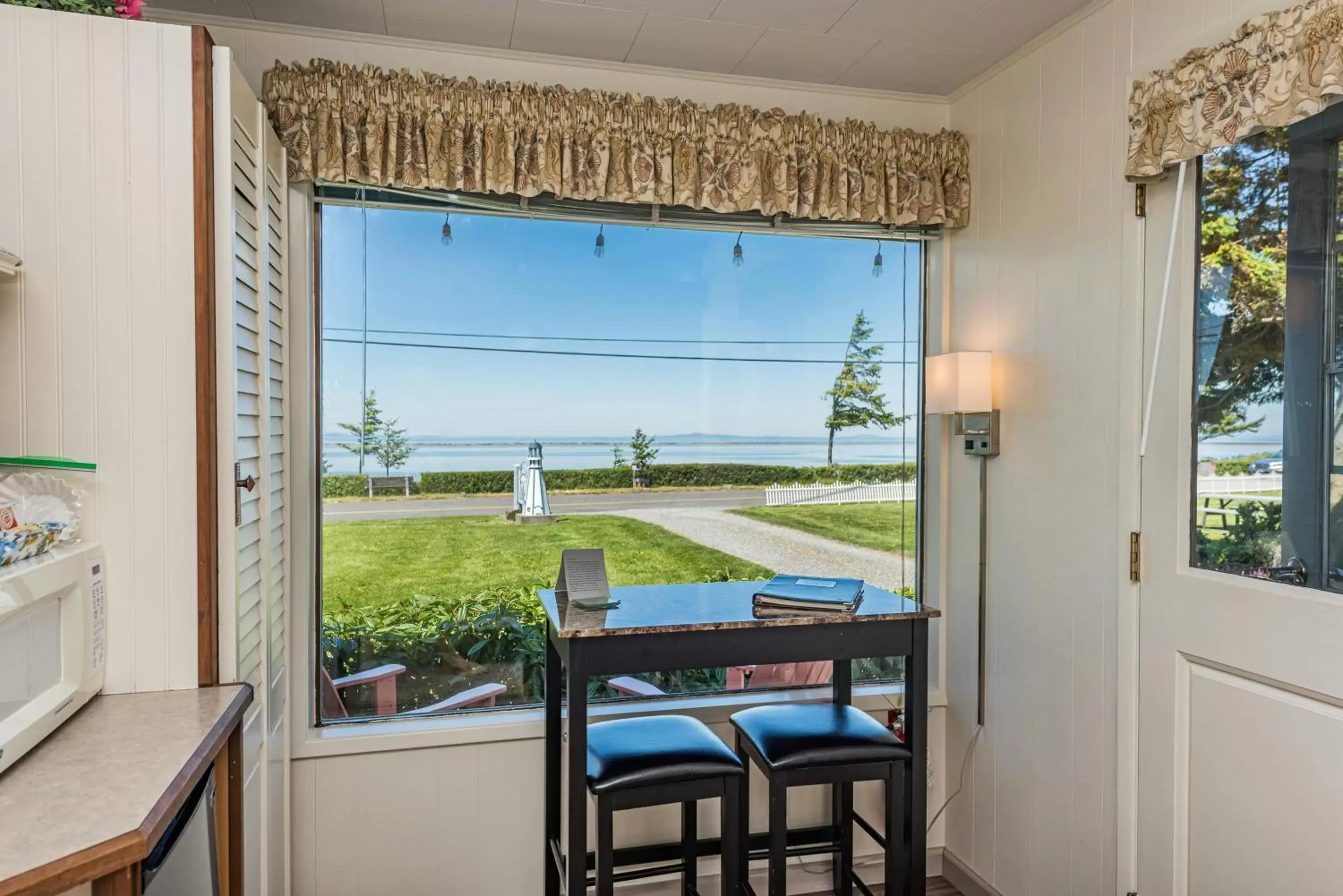 King Room with Sea View in Juan de Fuca Waterfront Hotel & Cottages King Room with Sea View in Juan de Fuca Waterfront Hotel & Cottages