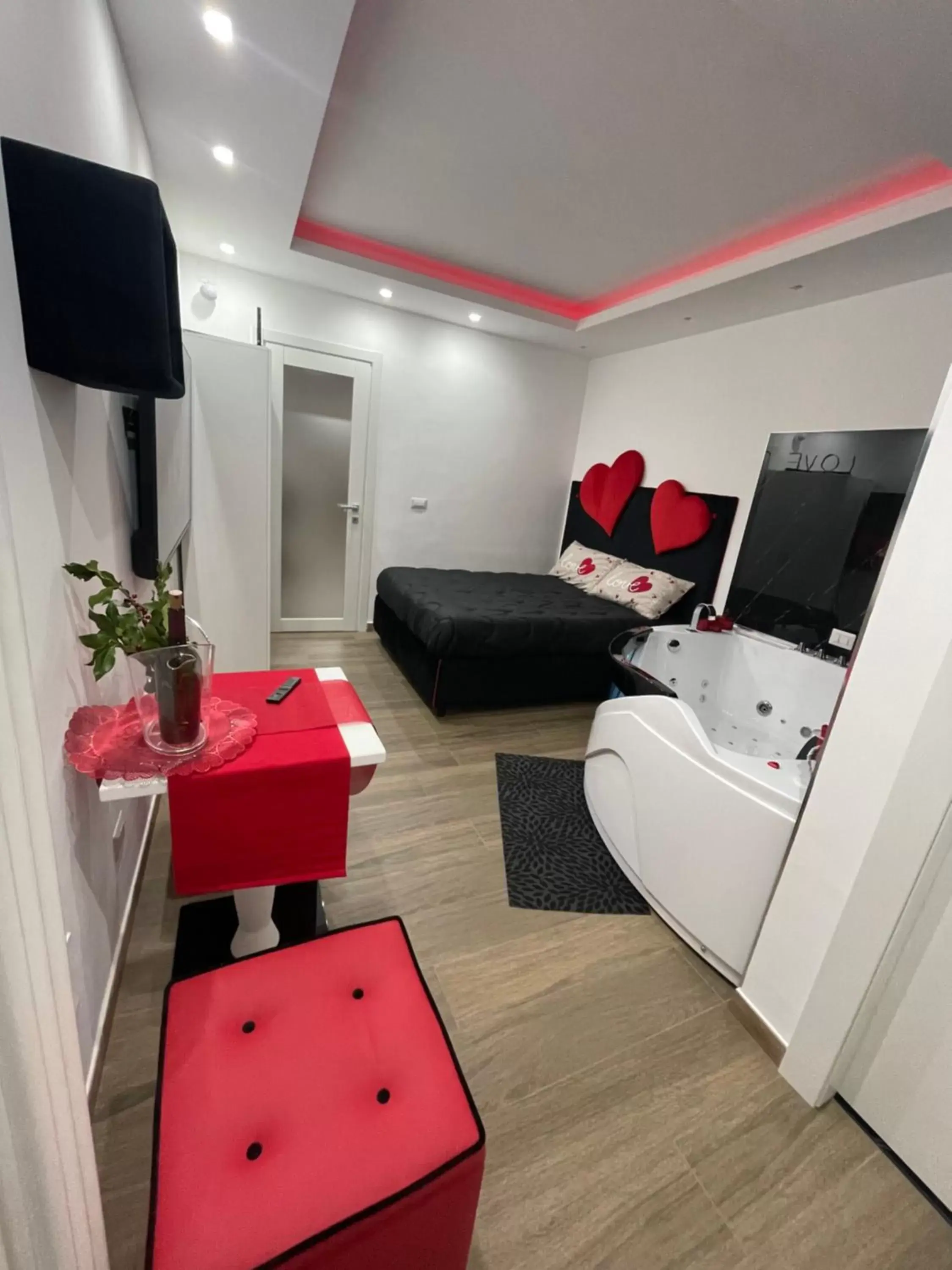 Deluxe Suite with Spa Bath in Due Cuori Suite con vasca idromassaggi Deluxe Suite with Spa Bath in Due Cuori Suite con vasca idromassaggi
