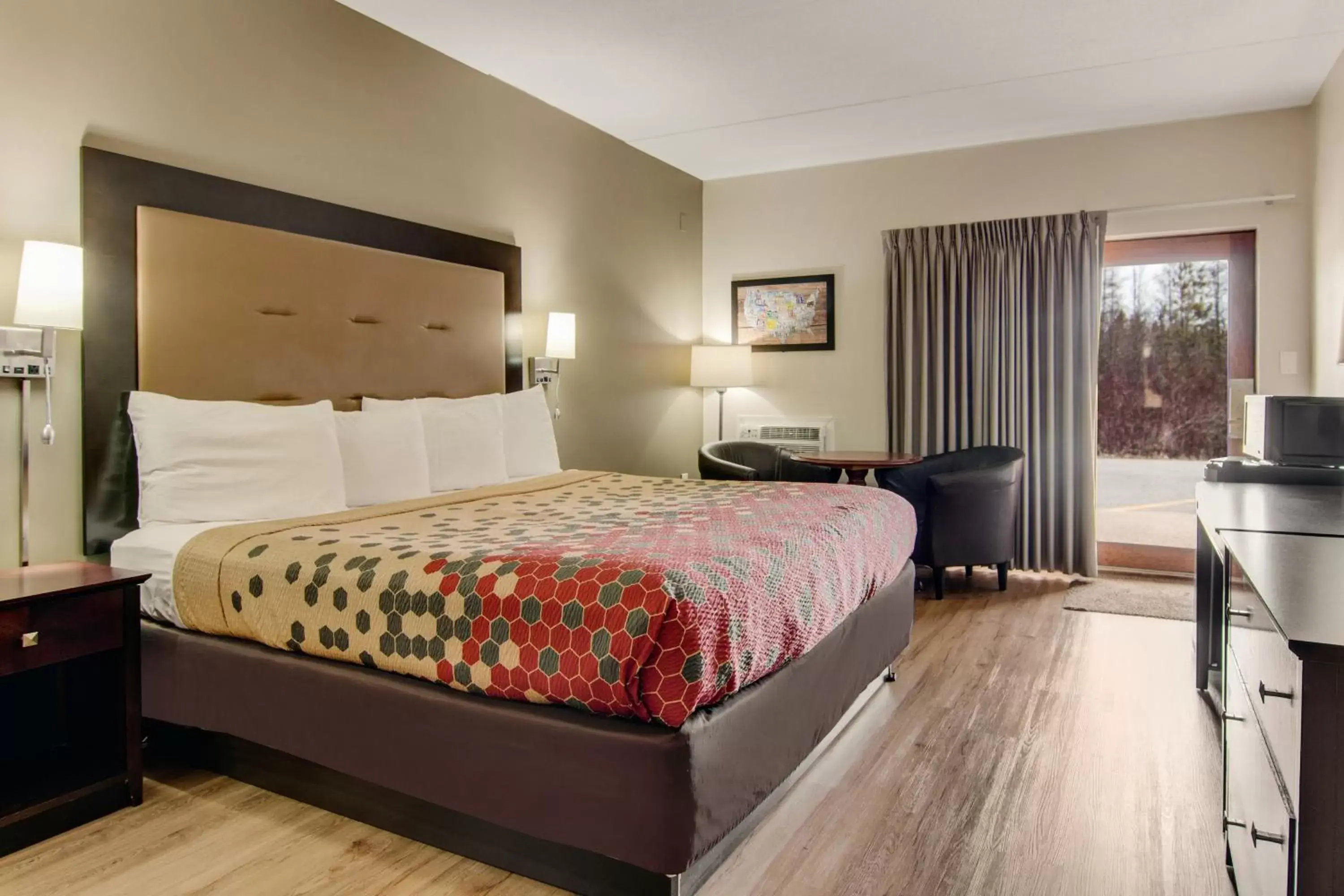 King Room with Partial Lake View and Whirlpool - Non-Smoking in Econo Lodge Cadillac by Choice King Room with Partial Lake View and Whirlpool - Non-Smoking in Econo Lodge Cadillac by Choice