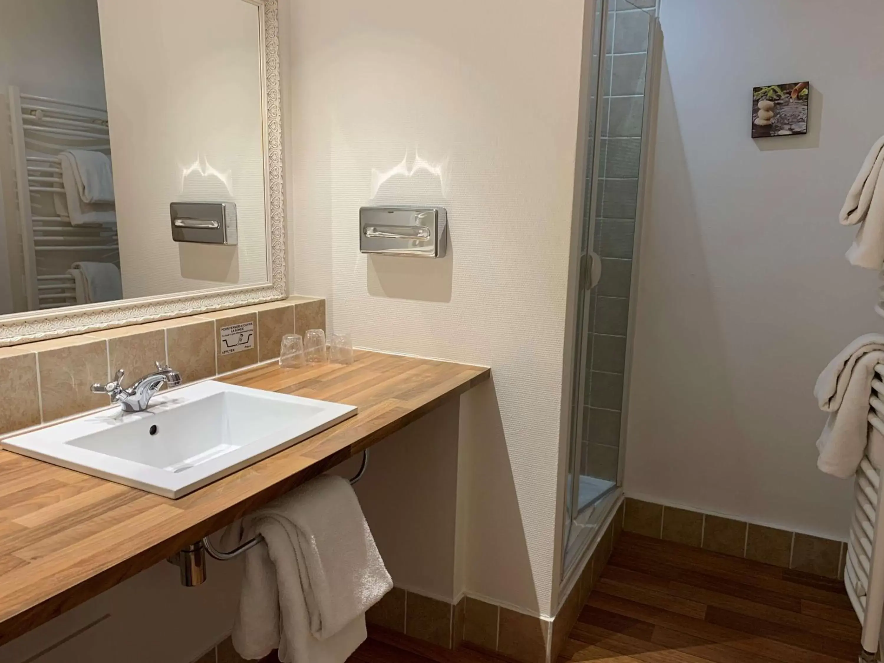 Deluxe Room with One King and One Single Bed - Non-Smoking in Best Western Hôtel Des Voyageurs Deluxe Room with One King and One Single Bed - Non-Smoking in Best Western Hôtel Des Voyageurs