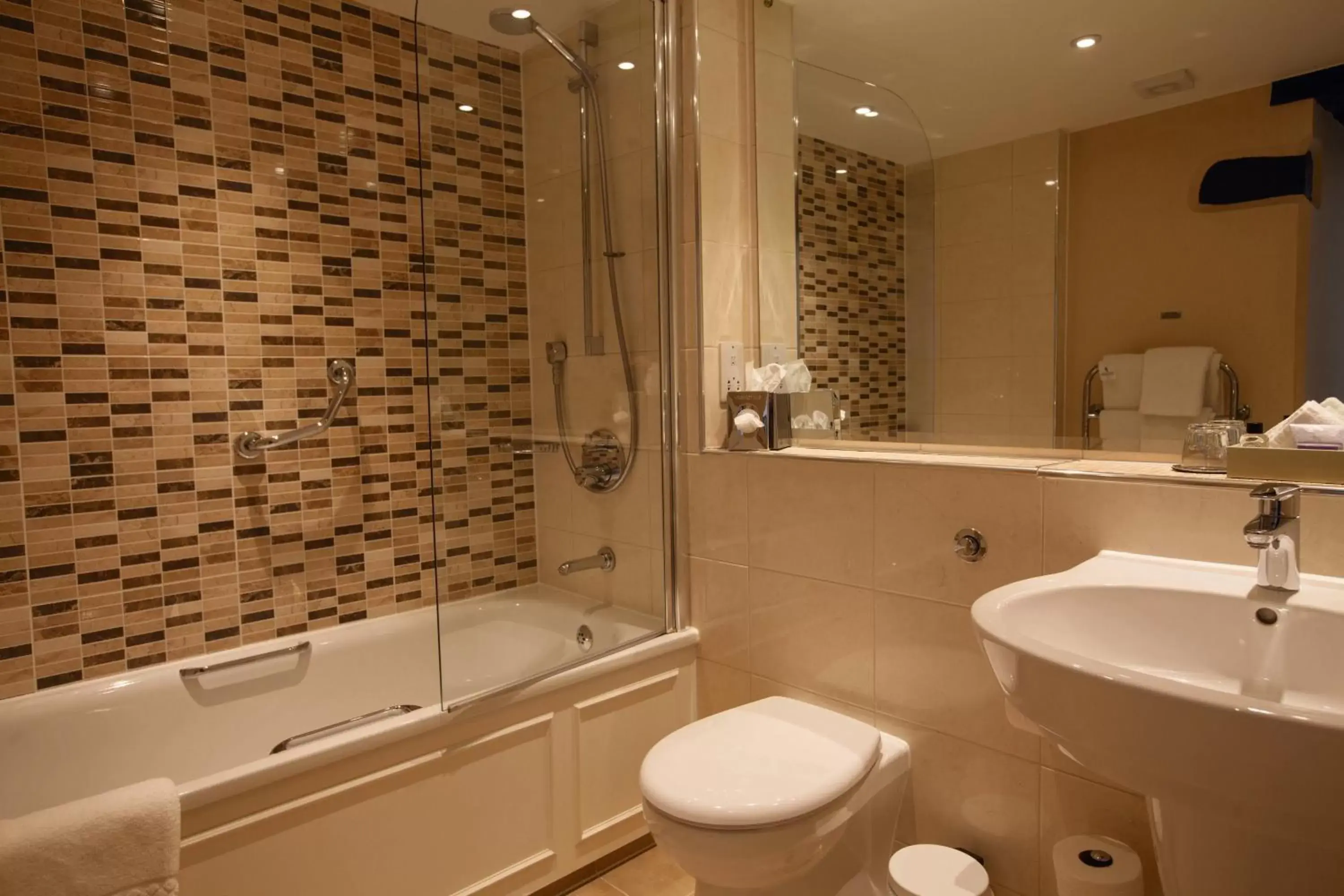 Deluxe Double Room in Macdonald Bear Hotel Deluxe Double Room in Macdonald Bear Hotel