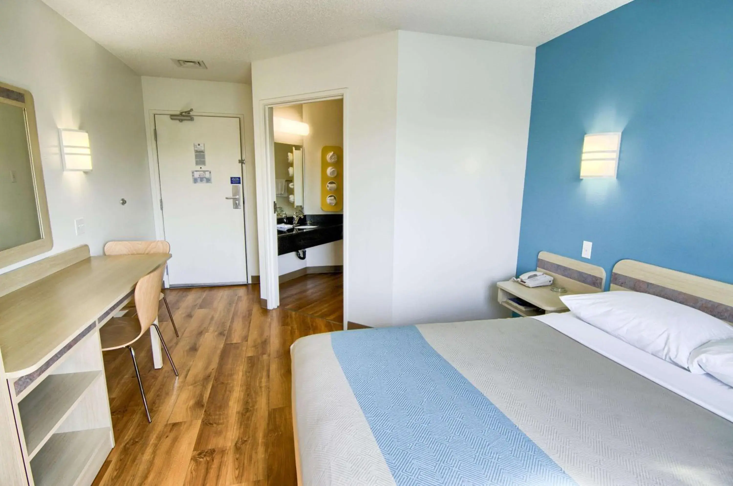 Deluxe Queen Room - Non-Smoking in Motel 6-Portsmouth, NH Deluxe Queen Room - Non-Smoking in Motel 6-Portsmouth, NH