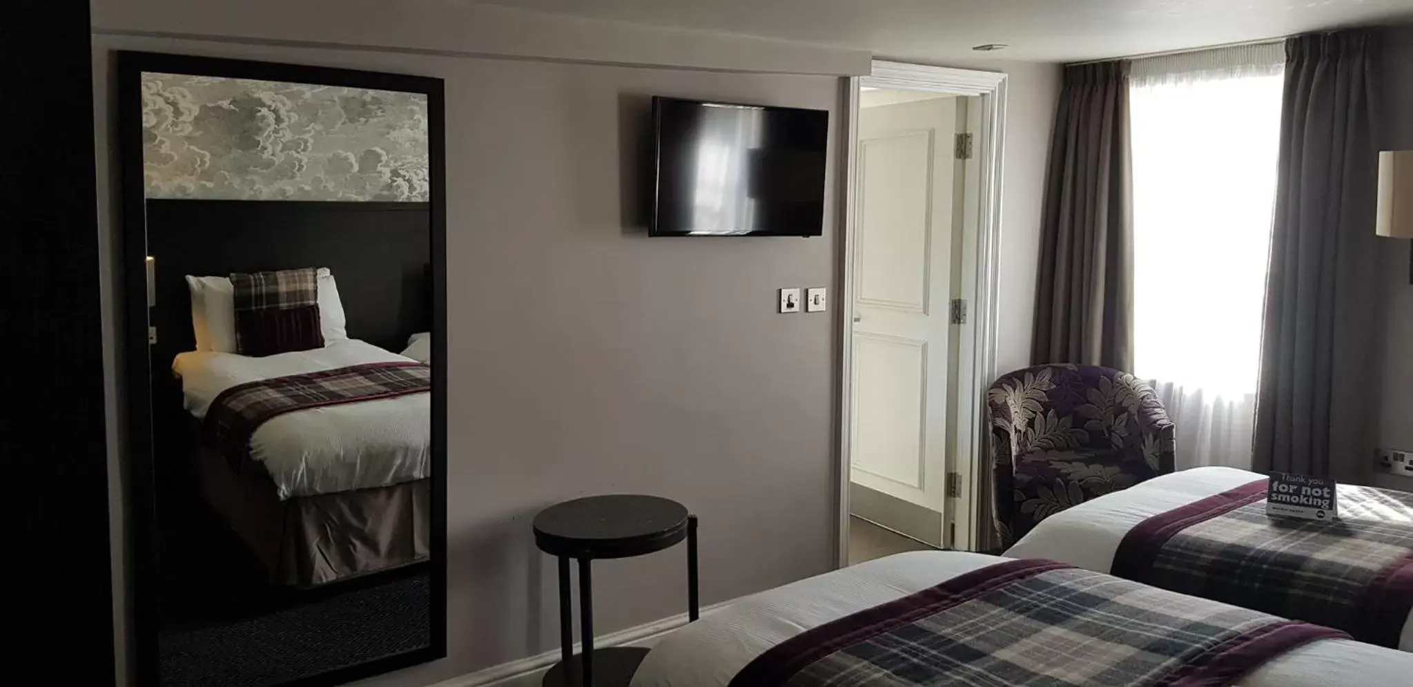 Twin Room in The Bath Arms Wetherspoon Twin Room in The Bath Arms Wetherspoon