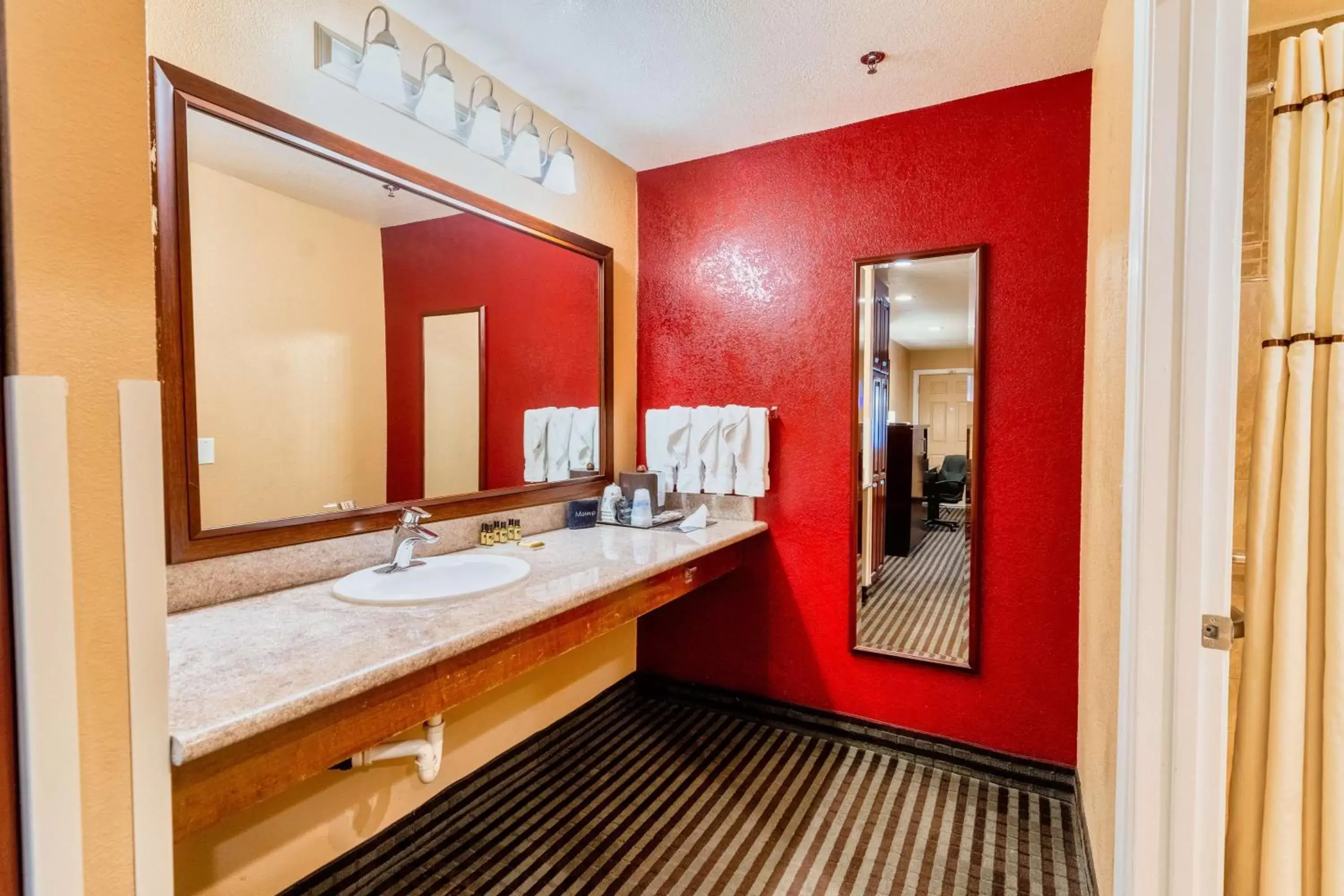 King Room with Roll-In Shower - Disability Access/Non-Smoking in Best Western Plus Yosemite Way Station King Room with Roll-In Shower - Disability Access/Non-Smoking in Best Western Plus Yosemite Way Station