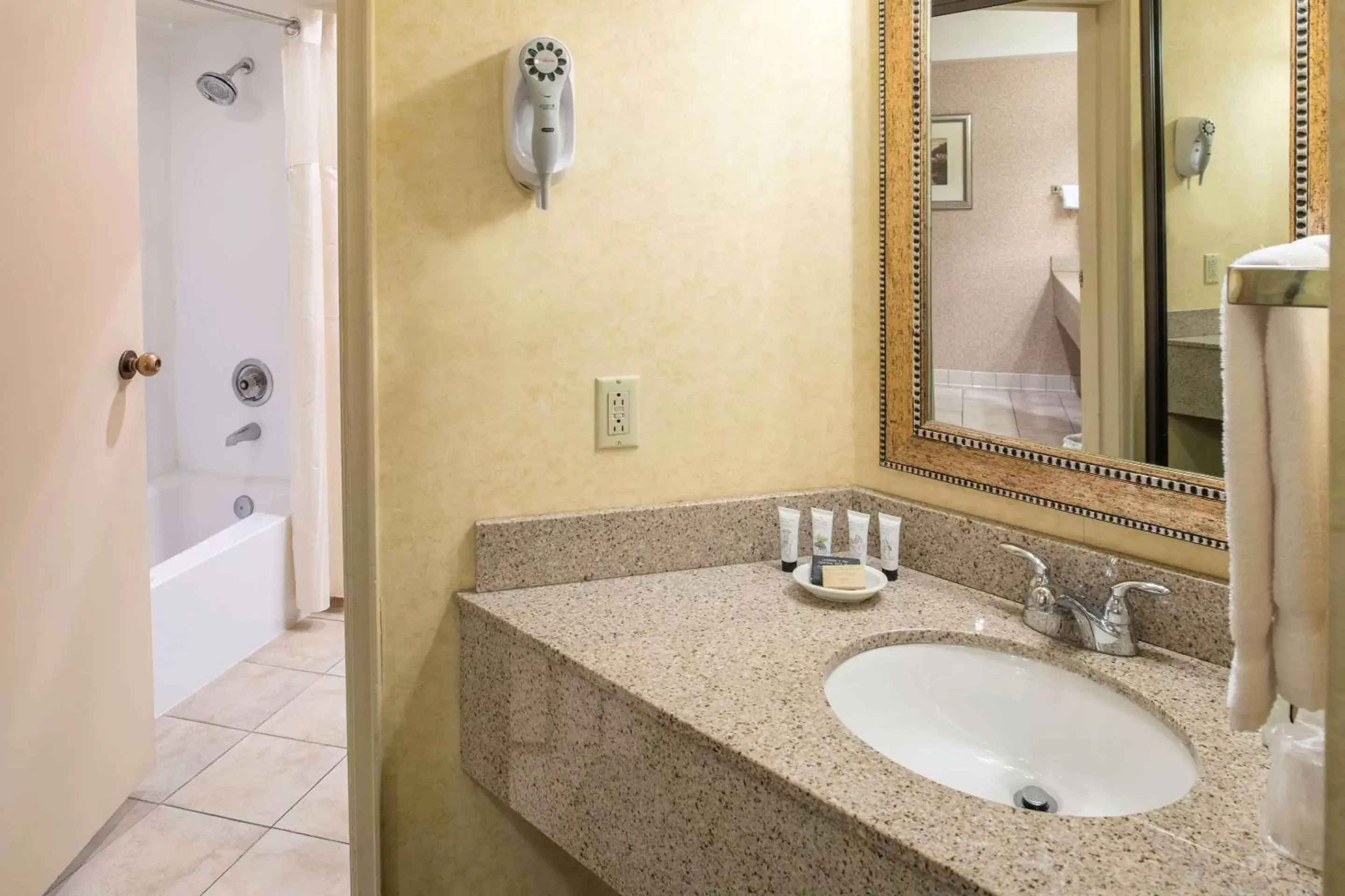 Queen Room with Two Queen Beds - Disability Access in Red Lion Hotel Pasco Airport & Conference Center Queen Room with Two Queen Beds - Disability Access in Red Lion Hotel Pasco Airport & Conference Center