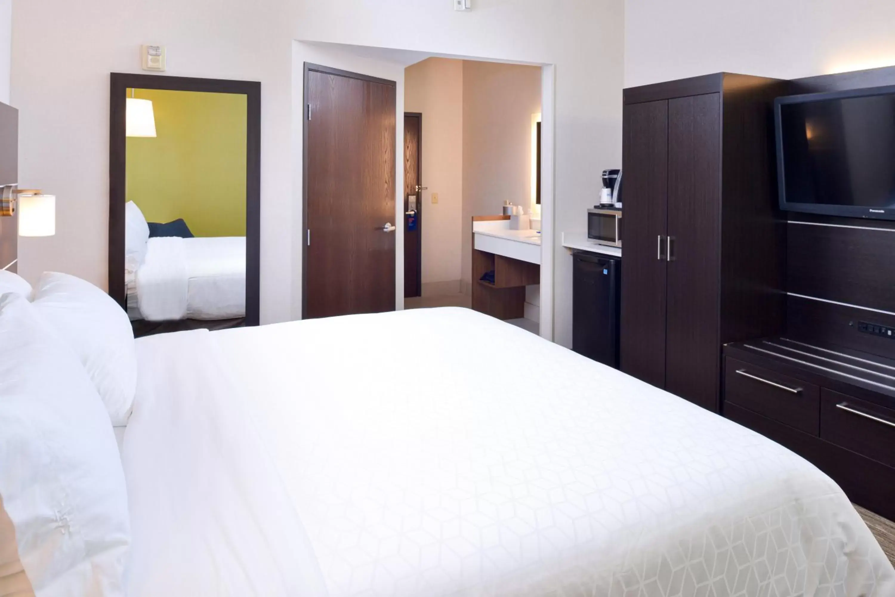 Queen Room with Bath Tub - Disability Access in Holiday Inn Express Wixom, an IHG Hotel Queen Room with Bath Tub - Disability Access in Holiday Inn Express Wixom, an IHG Hotel