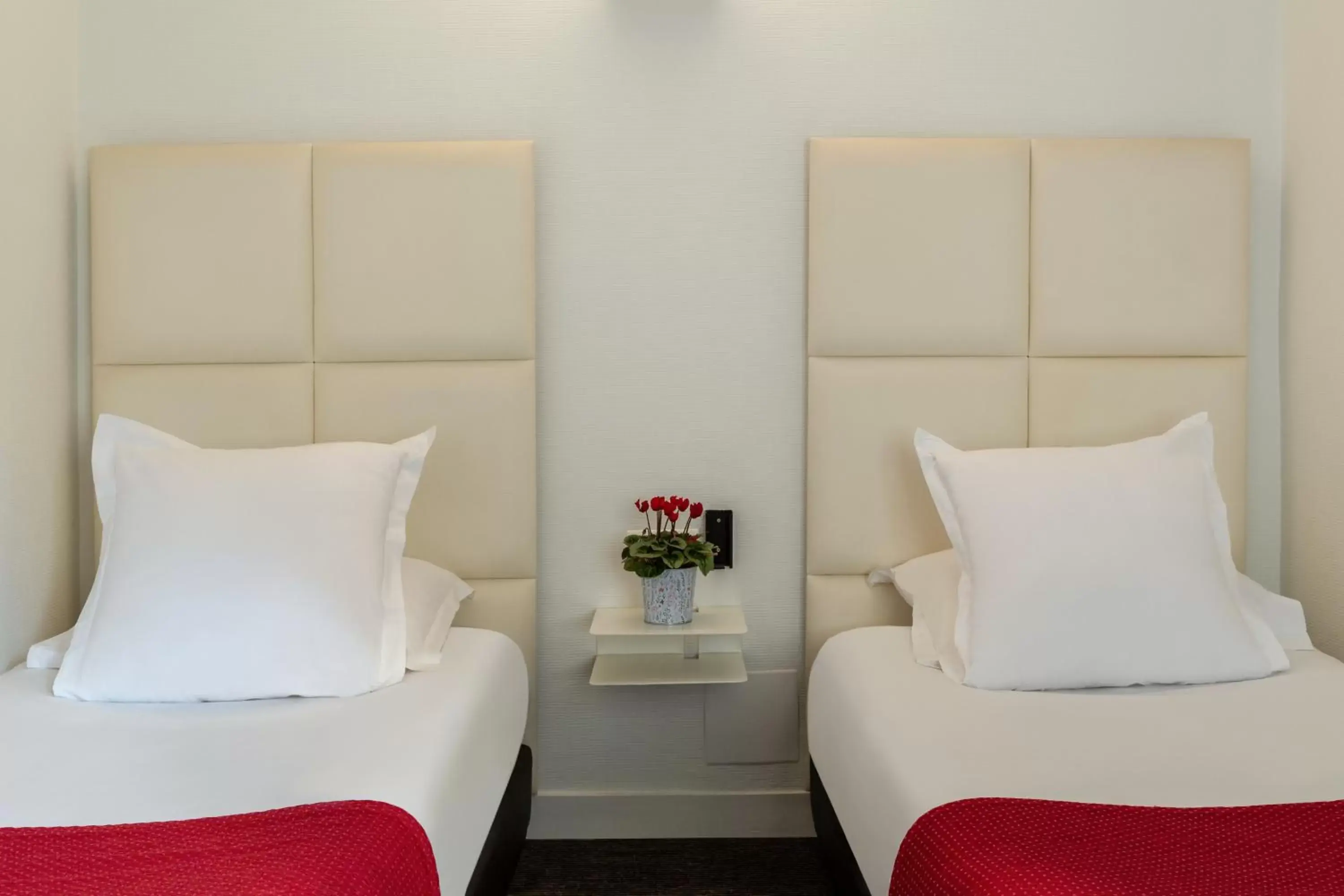 Standard Twin Room in The Originals City, Hôtel Lecourbe, Paris Tour Eiffel Standard Twin Room in The Originals City, Hôtel Lecourbe, Paris Tour Eiffel