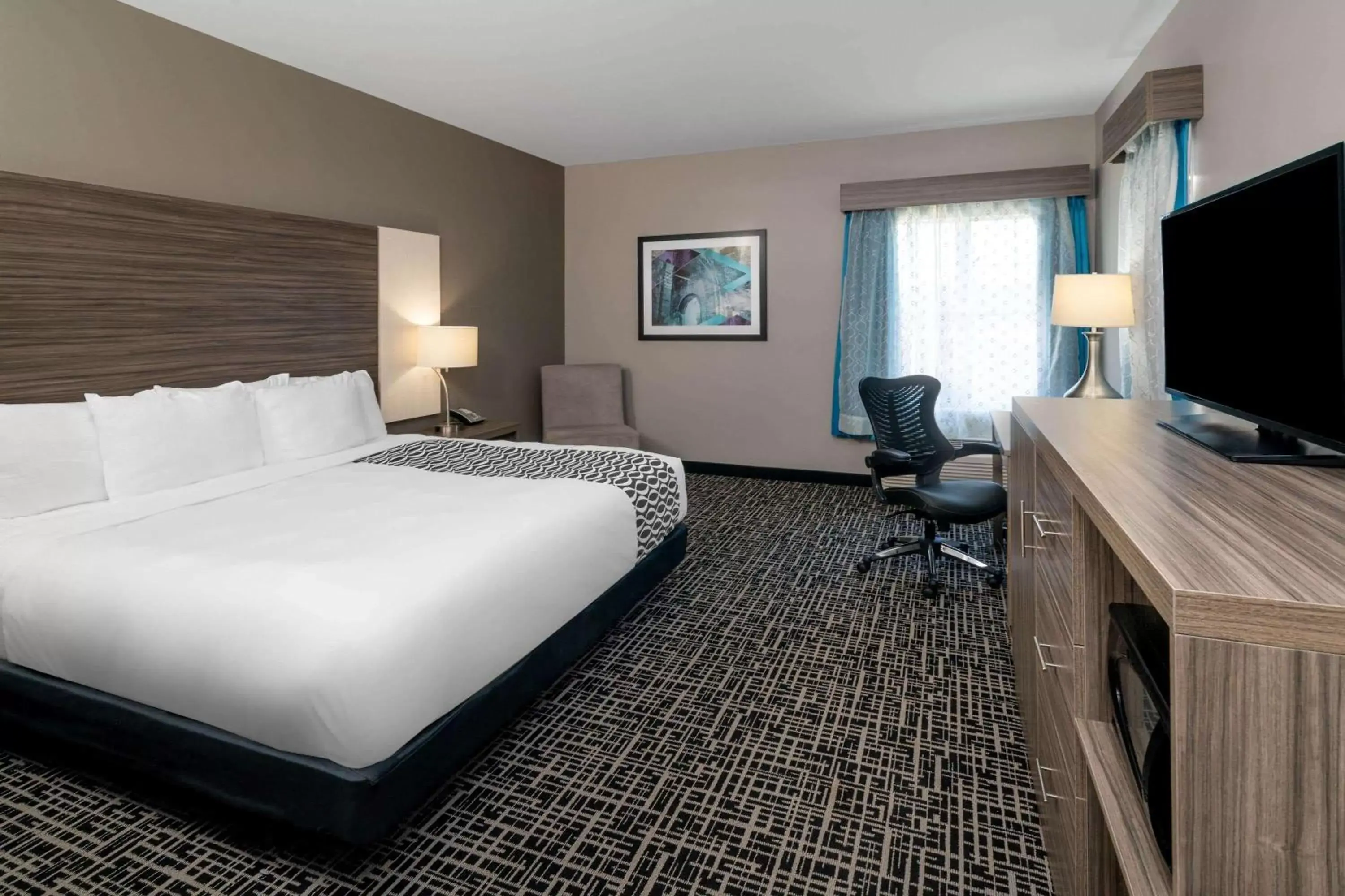 King Room with Roll-in Shower - Mobility Access/Non-Smoking in La Quinta by Wyndham Forsyth King Room with Roll-in Shower - Mobility Access/Non-Smoking in La Quinta by Wyndham Forsyth