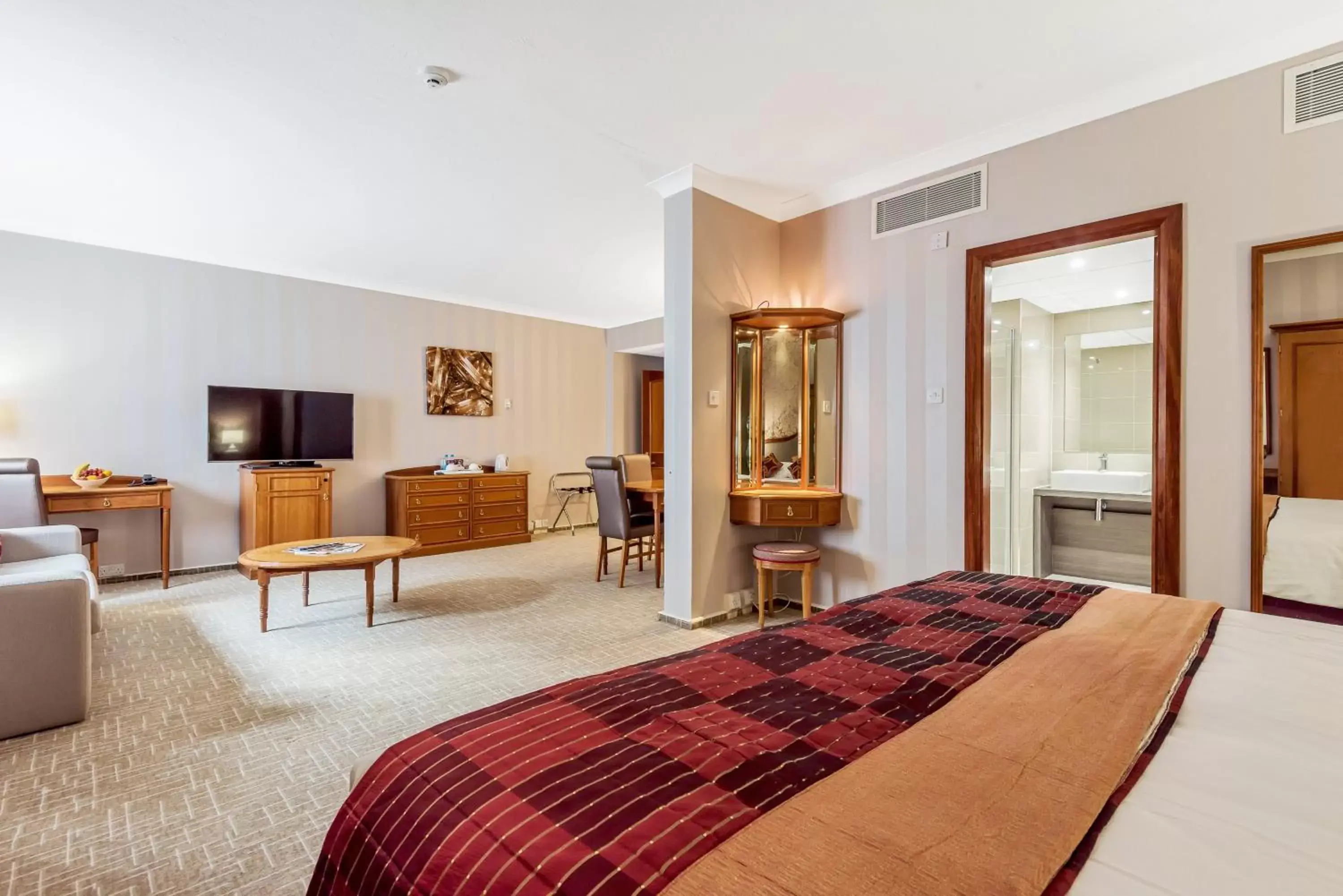 Suite with Spa Bath in Coppid Beech Suite with Spa Bath in Coppid Beech