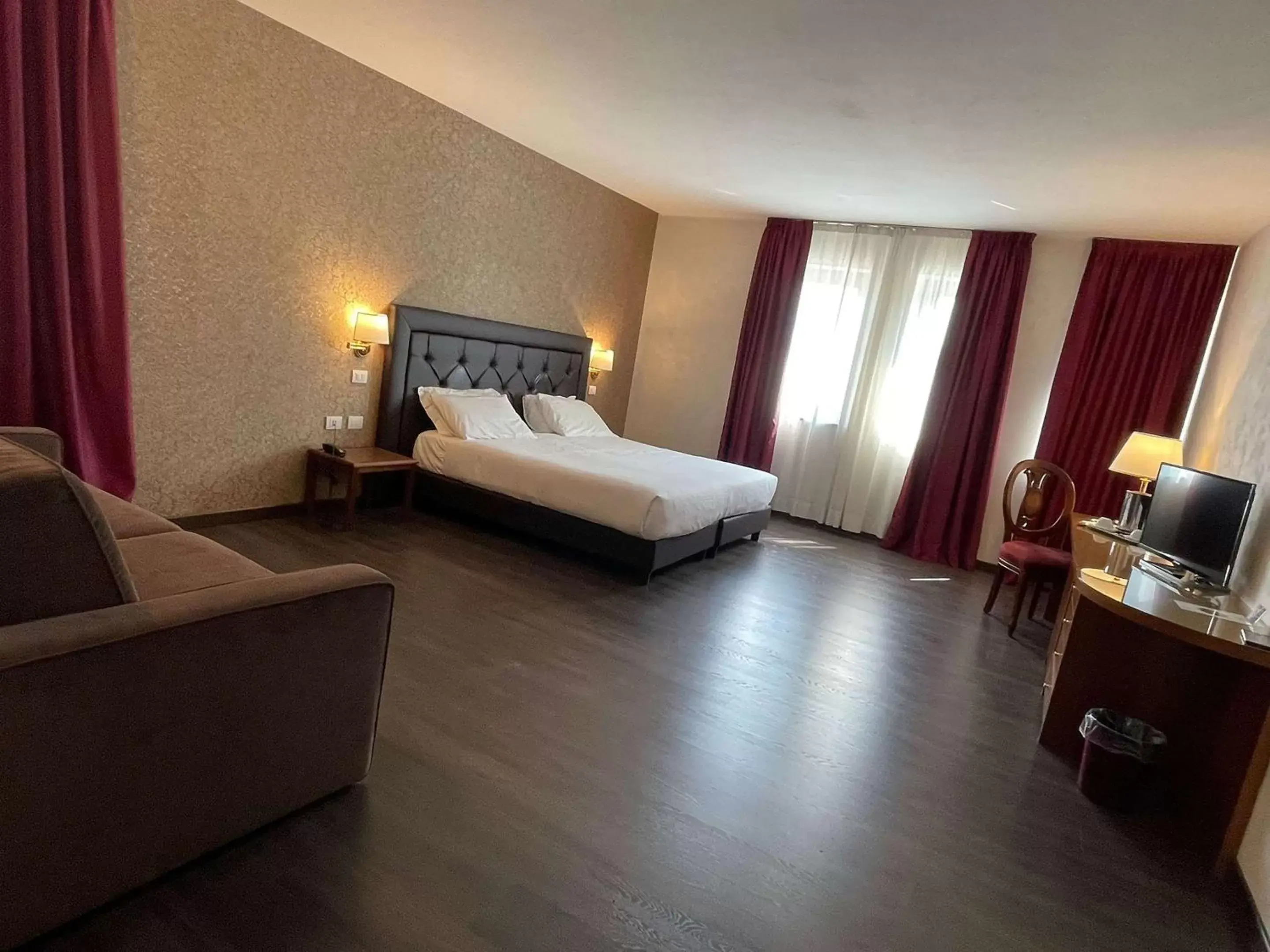 Family King Room with Sofa Bed in Best Western Park Hotel Continental Family King Room with Sofa Bed in Best Western Park Hotel Continental