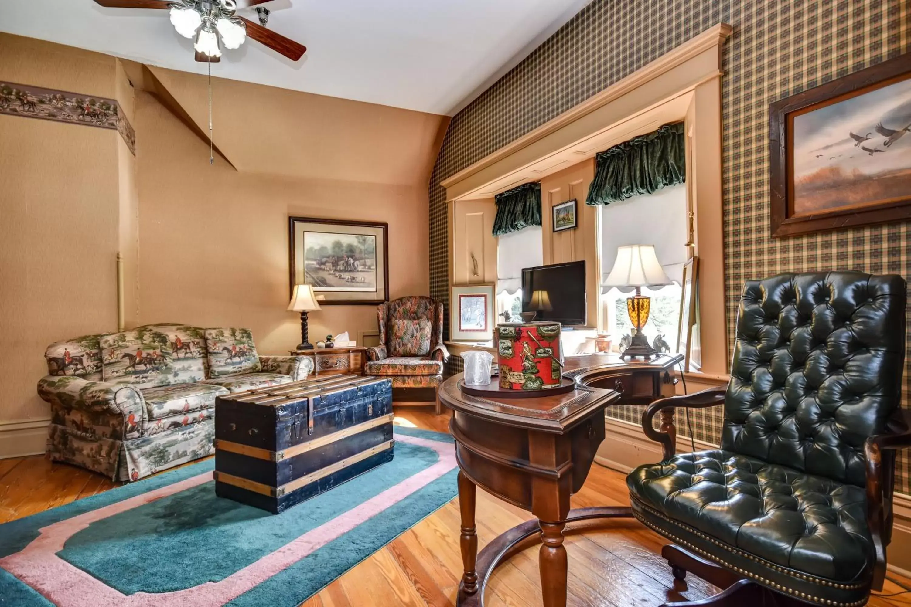 Queen Suite in The Mansion at Elfindale Queen Suite in The Mansion at Elfindale