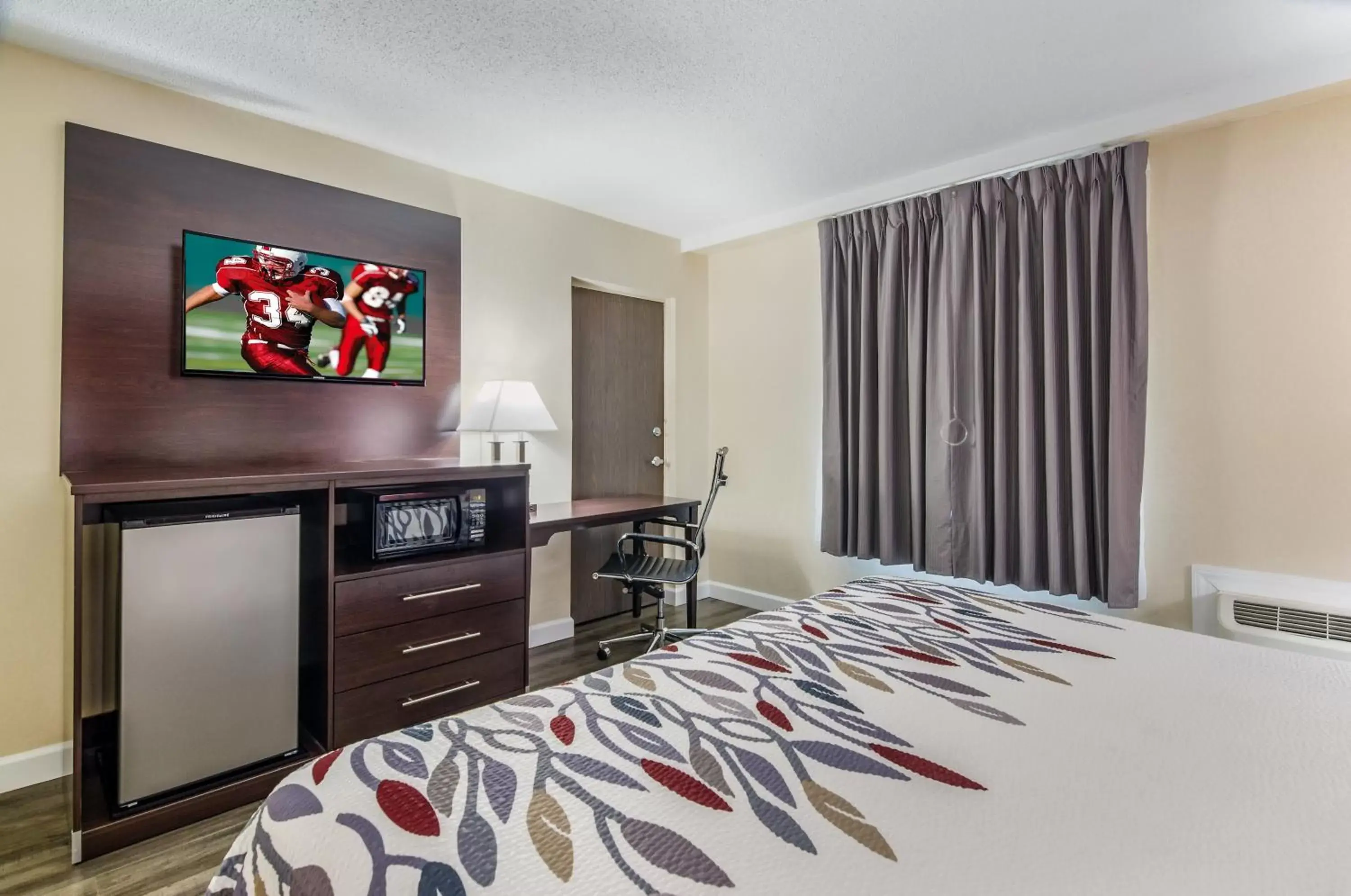 Superior King Room Disability Access Roll-In Shower Non-Smoking in Red Roof Inn Madison Heights, VA Superior King Room Disability Access Roll-In Shower Non-Smoking in Red Roof Inn Madison Heights, VA