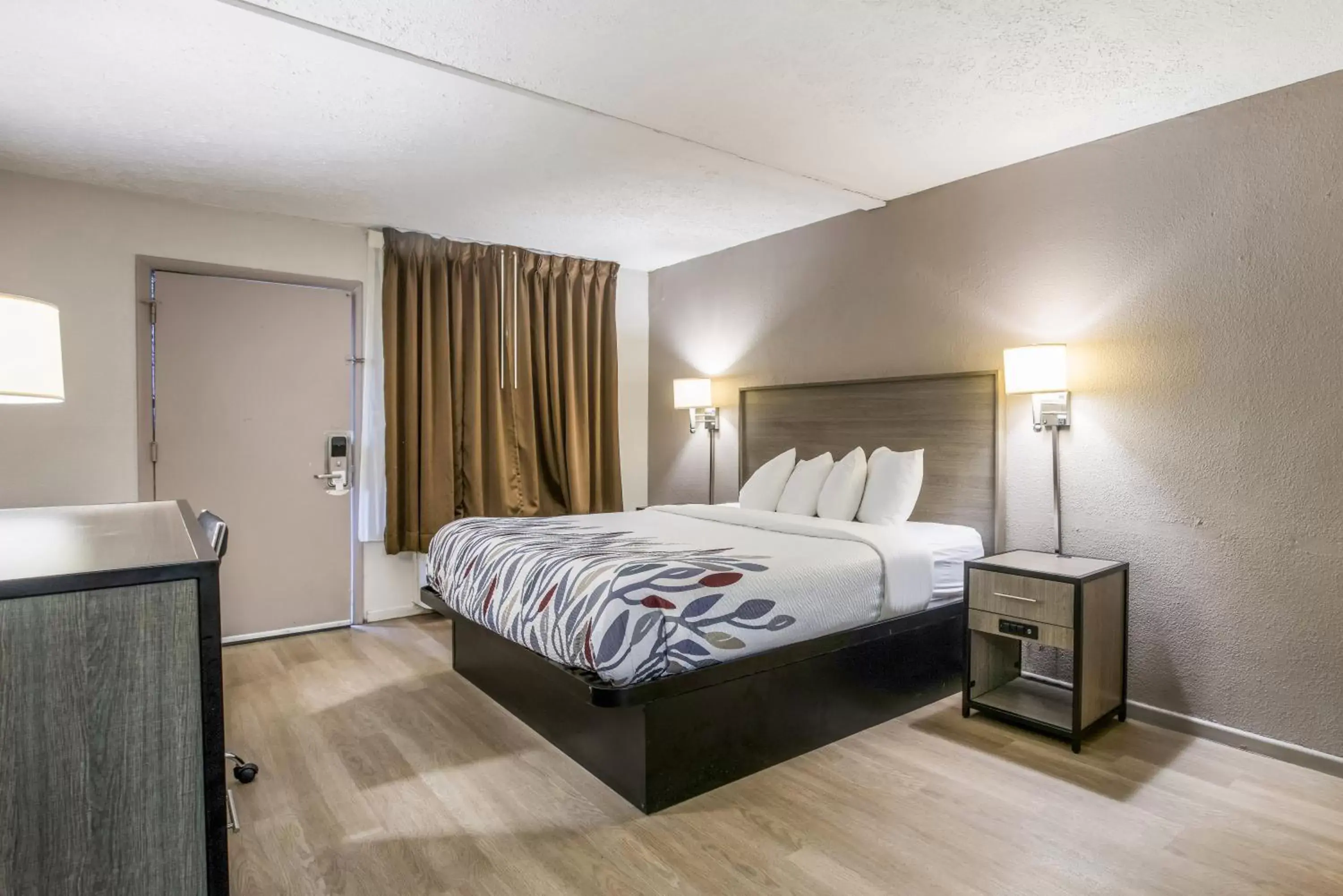 Deluxe King Room Disability Access Roll-In Shower Non-Smoking in Red Roof Inn Savannah - Richmond Hill I-95 Deluxe King Room Disability Access Roll-In Shower Non-Smoking in Red Roof Inn Savannah - Richmond Hill I-95