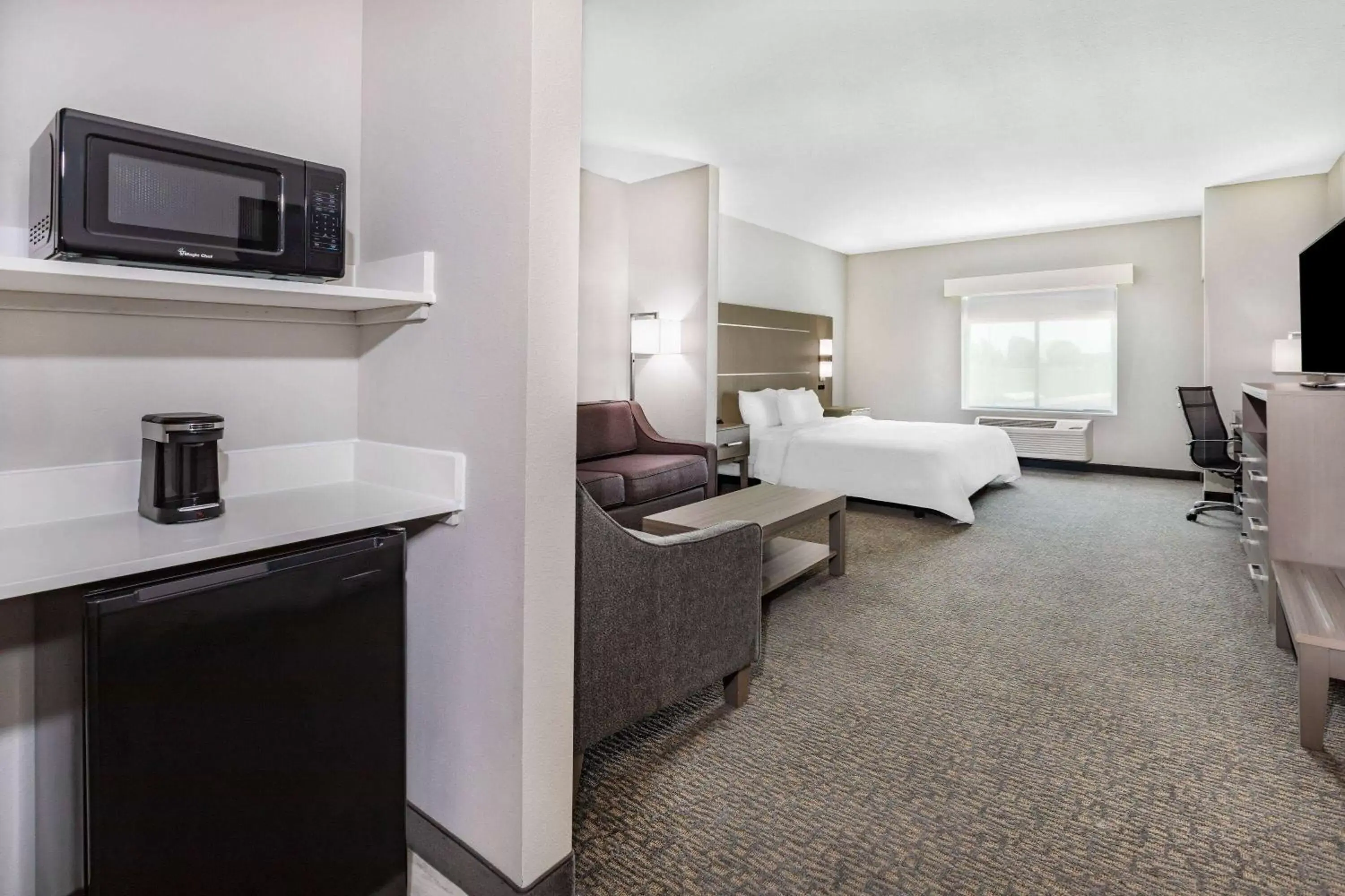 King Suite with Mobility Access and Bathtub with Grab Bars, Non-Smoking in La Quinta Inn & Suites by Wyndham Jackson-Cape Girardeau King Suite with Mobility Access and Bathtub with Grab Bars, Non-Smoking in La Quinta Inn & Suites by Wyndham Jackson-Cape Girardeau