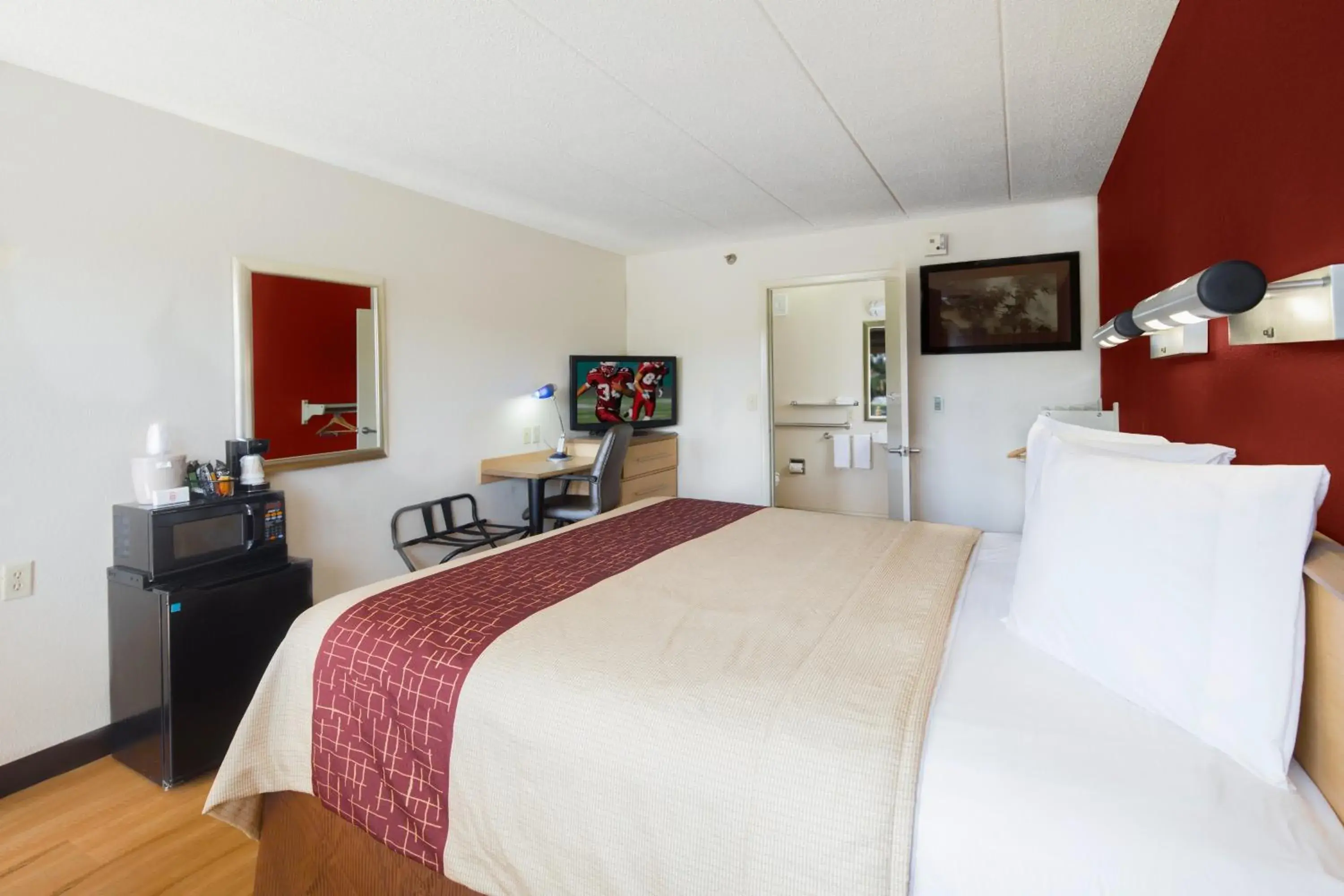 Business King Room Disability Access Non-Smoking in Red Roof Inn Cincinnati Northeast - Blue Ash Business King Room Disability Access Non-Smoking in Red Roof Inn Cincinnati Northeast - Blue Ash