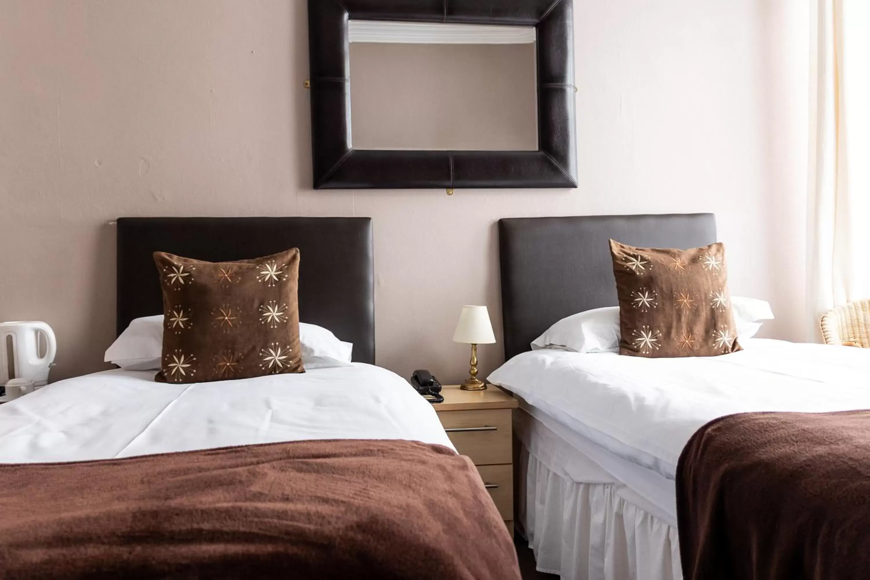 Budget Twin Room in Carlton Hotel Budget Twin Room in Carlton Hotel