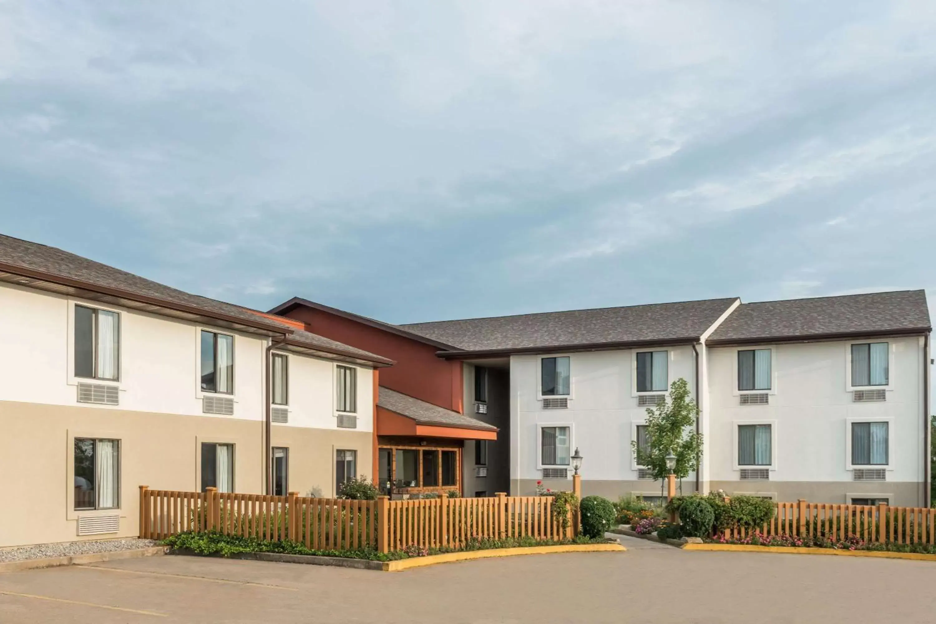 Super 8 by Wyndham Columbia Clark Lane Super 8 by Wyndham Columbia Clark Lane