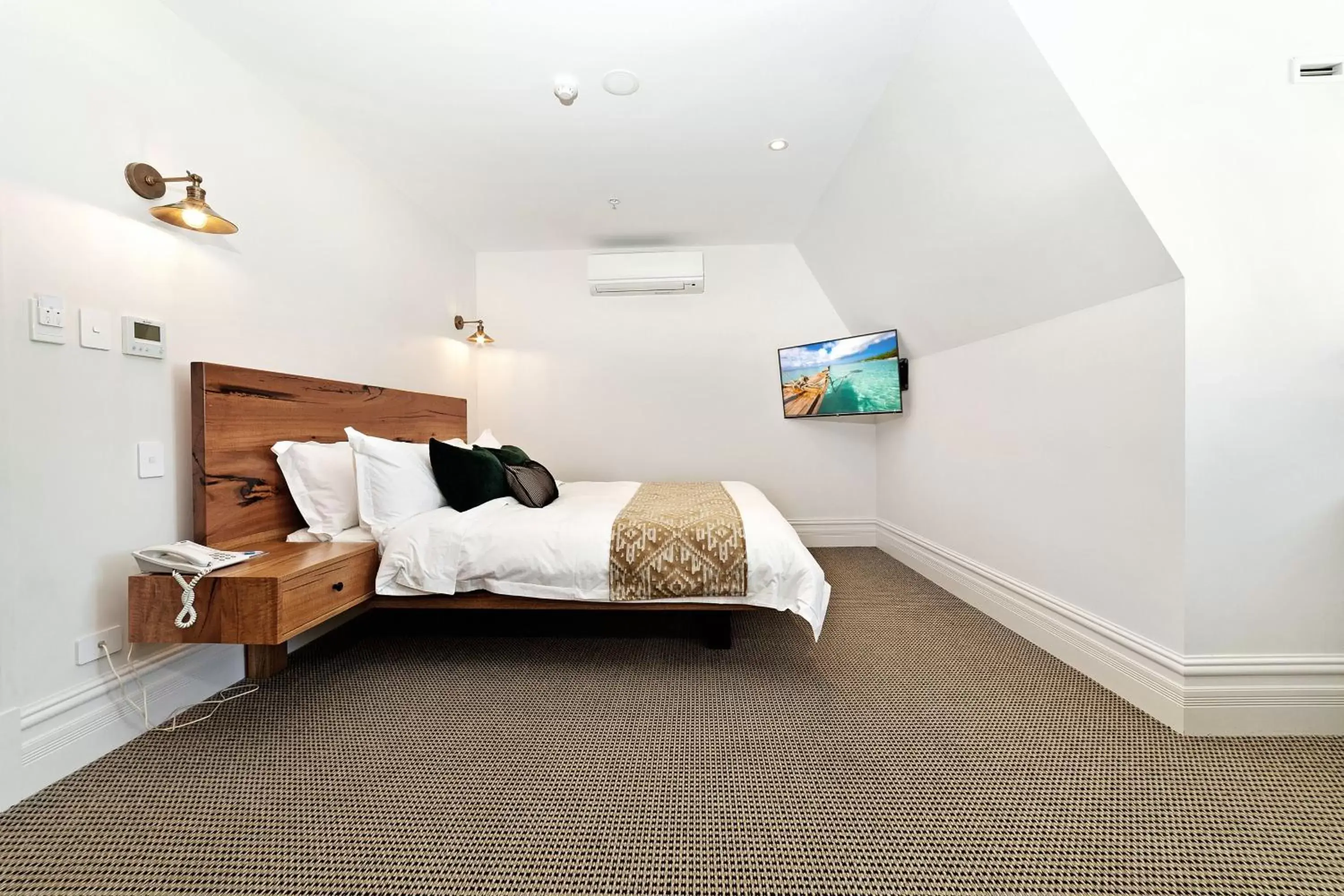 Queen Room in The National Hotel Queen Room in The National Hotel