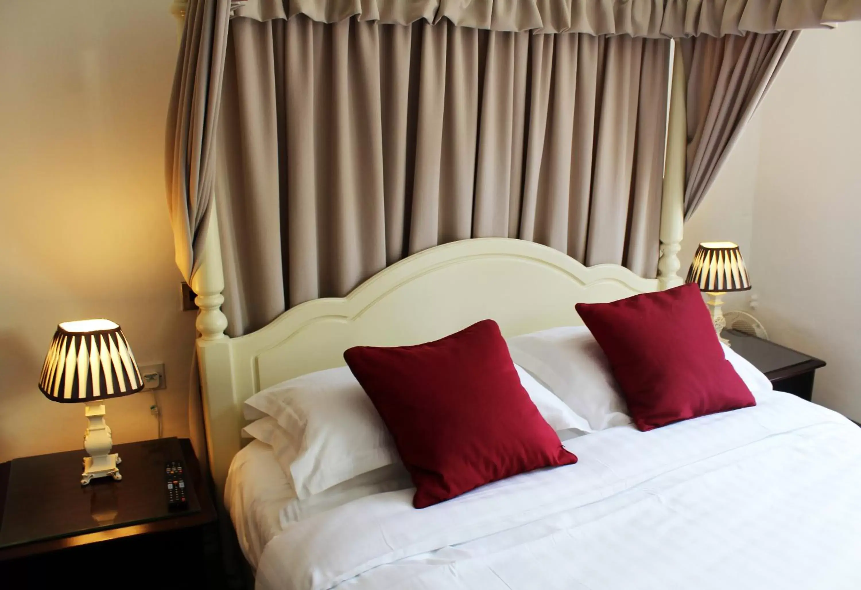 Deluxe Double Room in The Lion Hotel Deluxe Double Room in The Lion Hotel