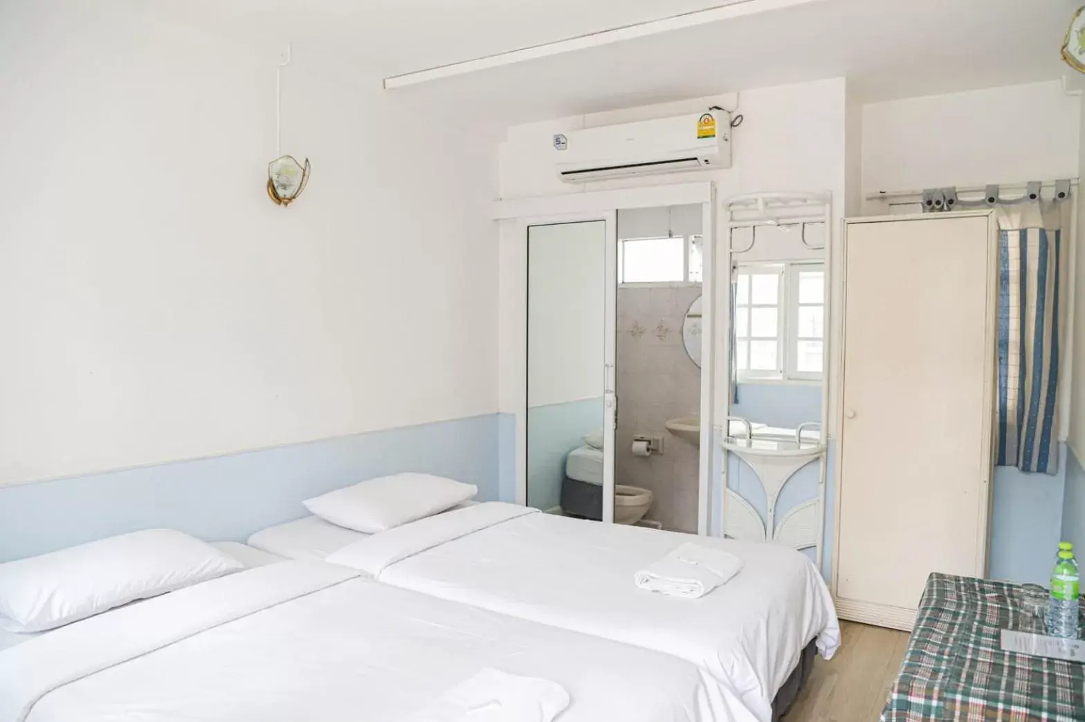 Superior Twin Room in White Lodge Hotel Bangkok Superior Twin Room in White Lodge Hotel Bangkok