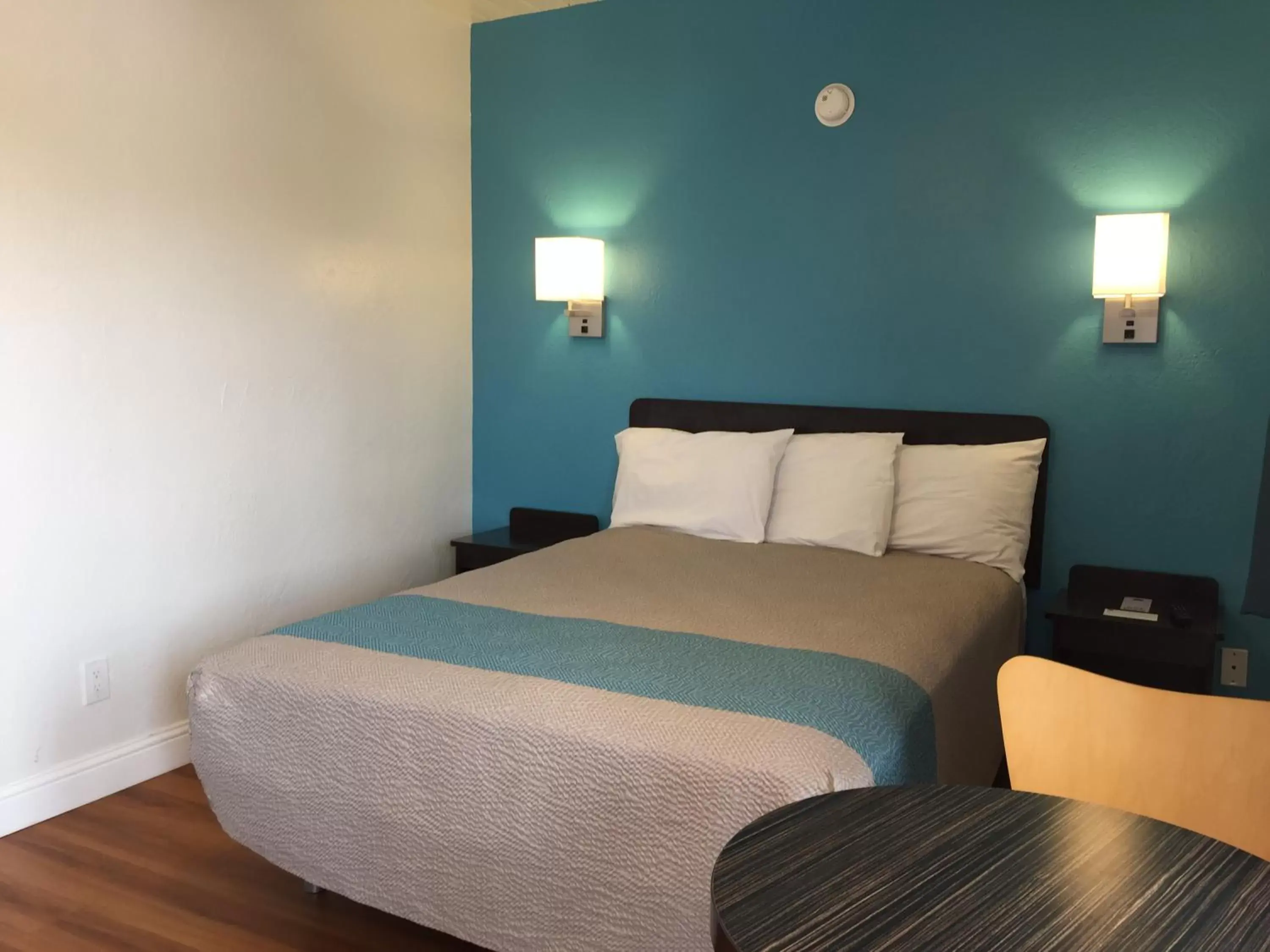 Queen Studio - Disability Access - Non-Smoking in Motel 6 Pismo Beach CA Pacific Ocean Queen Studio - Disability Access - Non-Smoking in Motel 6 Pismo Beach CA Pacific Ocean