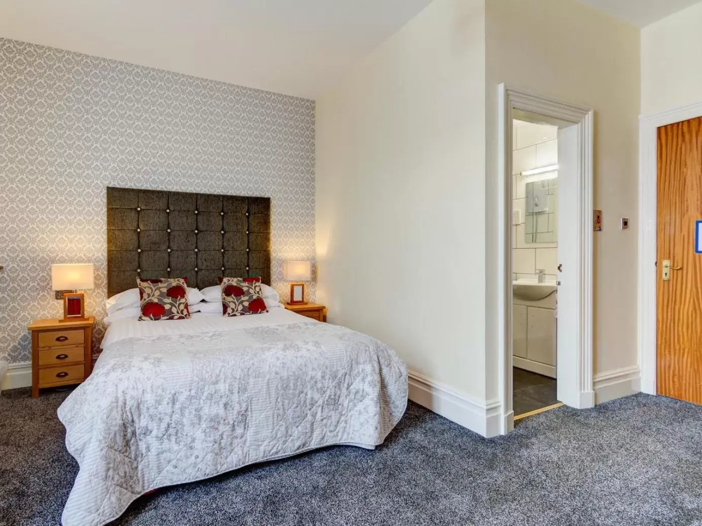 Twin Room with Shower - single occupancy in Ormsgill Inn Twin Room with Shower - single occupancy in Ormsgill Inn